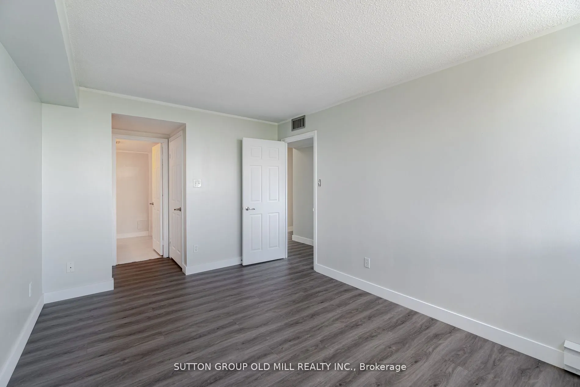1360 Rathburn Road E, #504