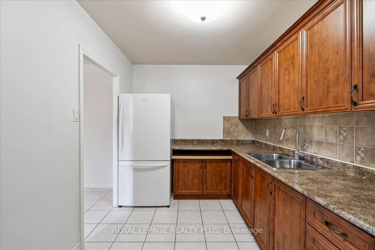 1660 Bloor Street E, #102