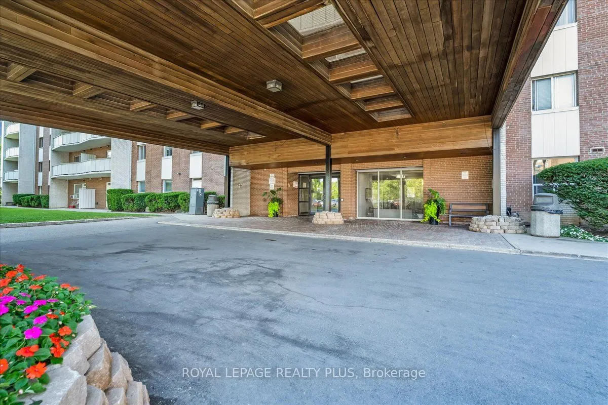 1660 Bloor Street E, #102