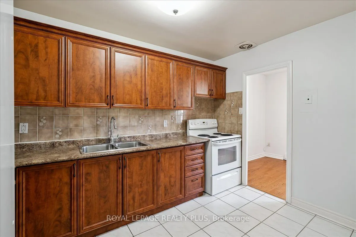 1660 Bloor Street E, #102
