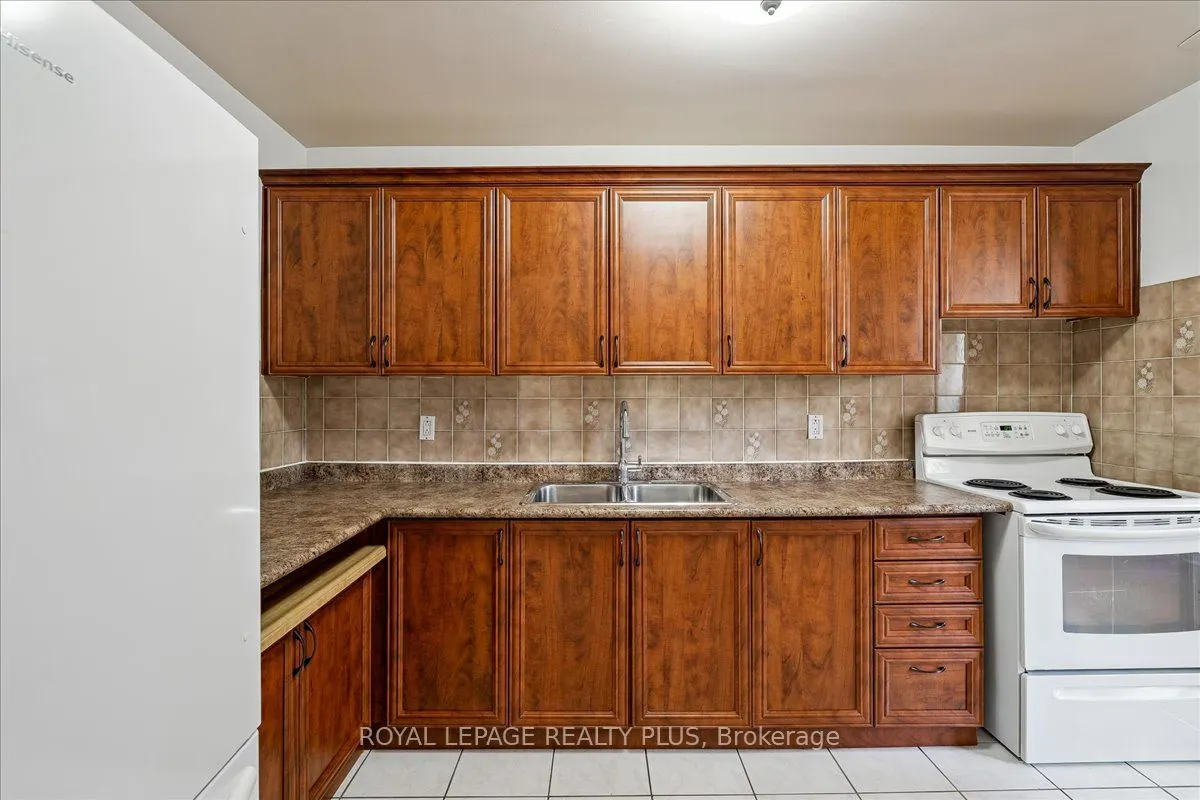 1660 Bloor Street E, #102