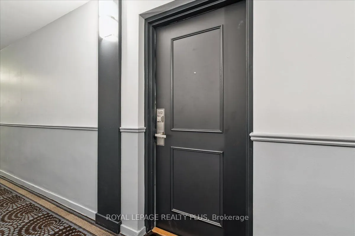 1660 Bloor Street E, #102