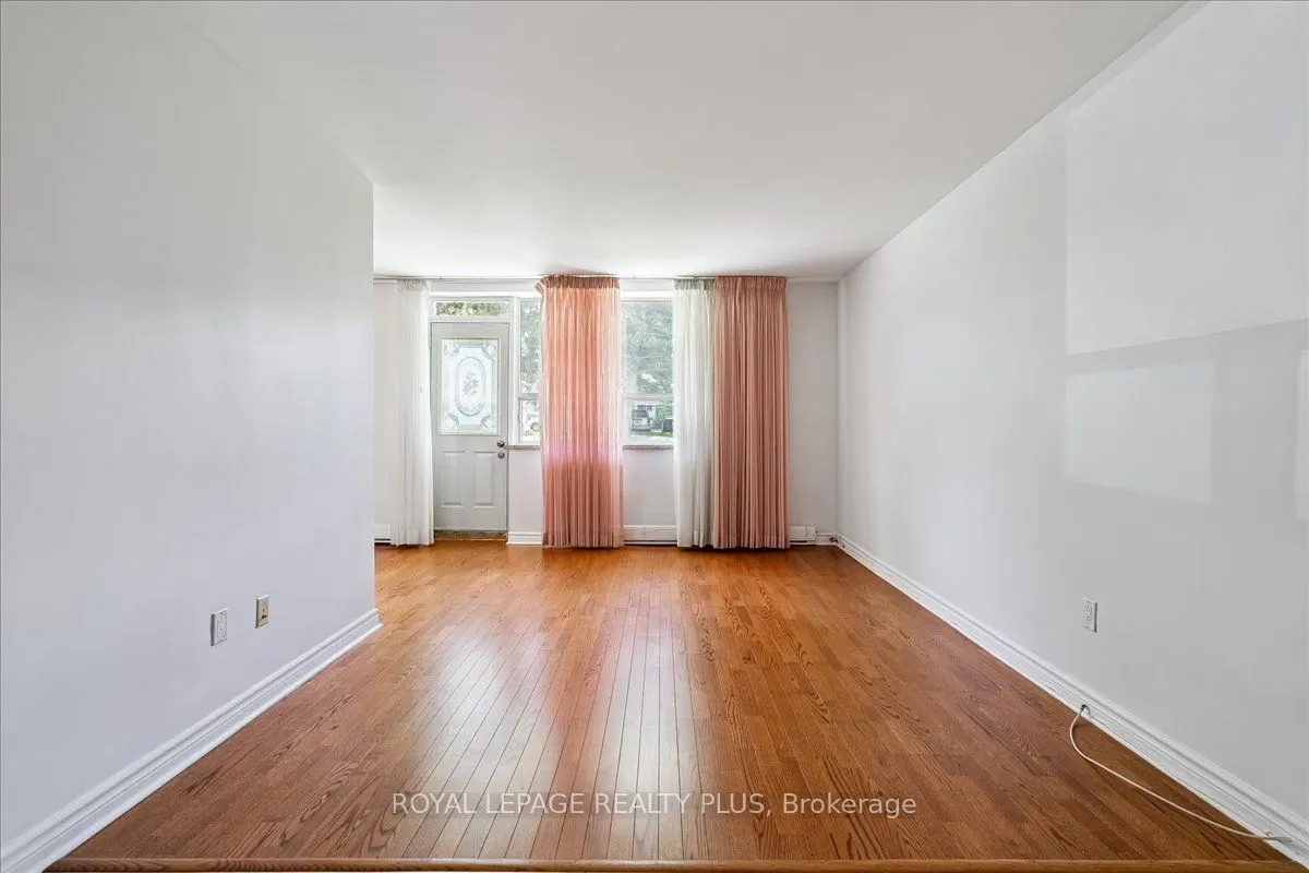 1660 Bloor Street E, #102