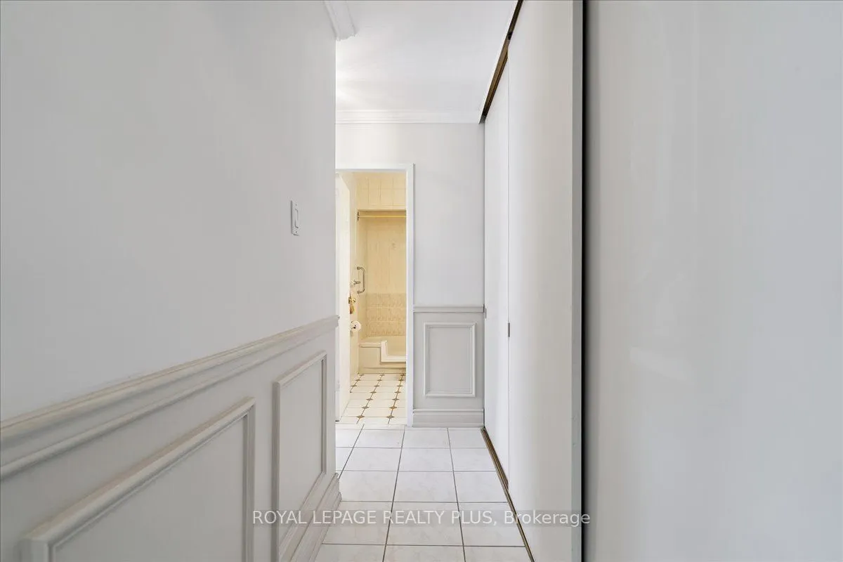 1660 Bloor Street E, #102
