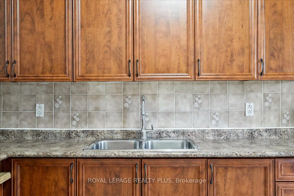 1660 Bloor Street E, #102