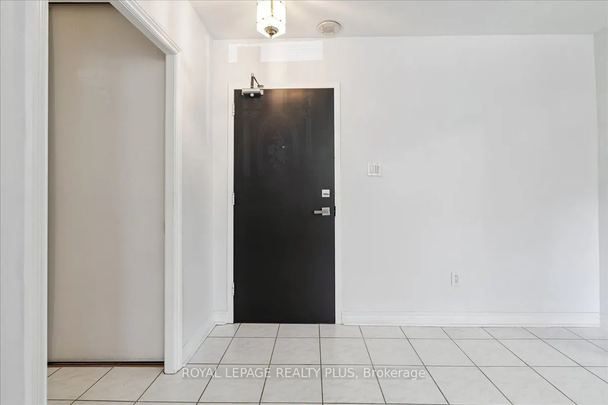 1660 Bloor Street E, #102