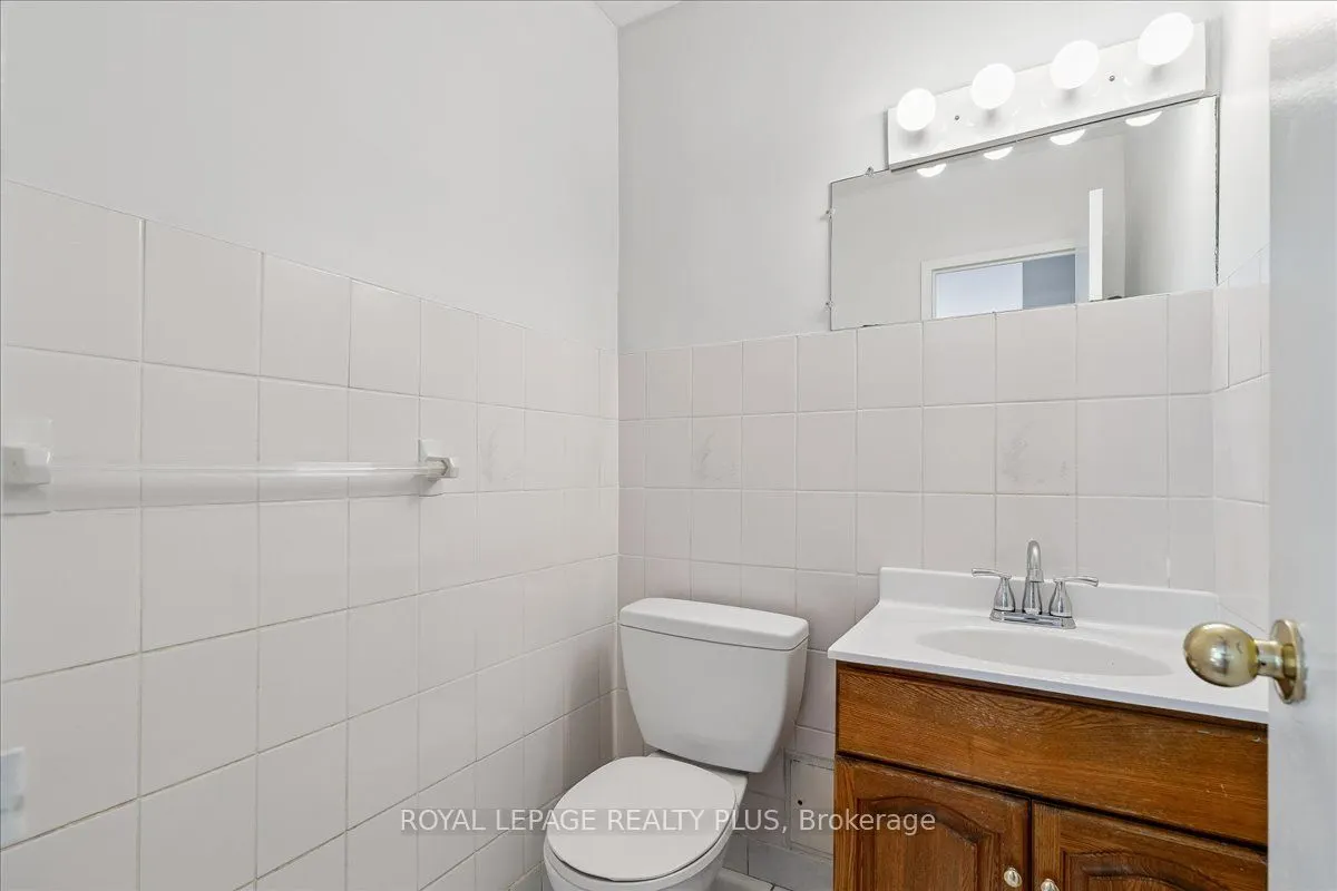 1660 Bloor Street E, #102
