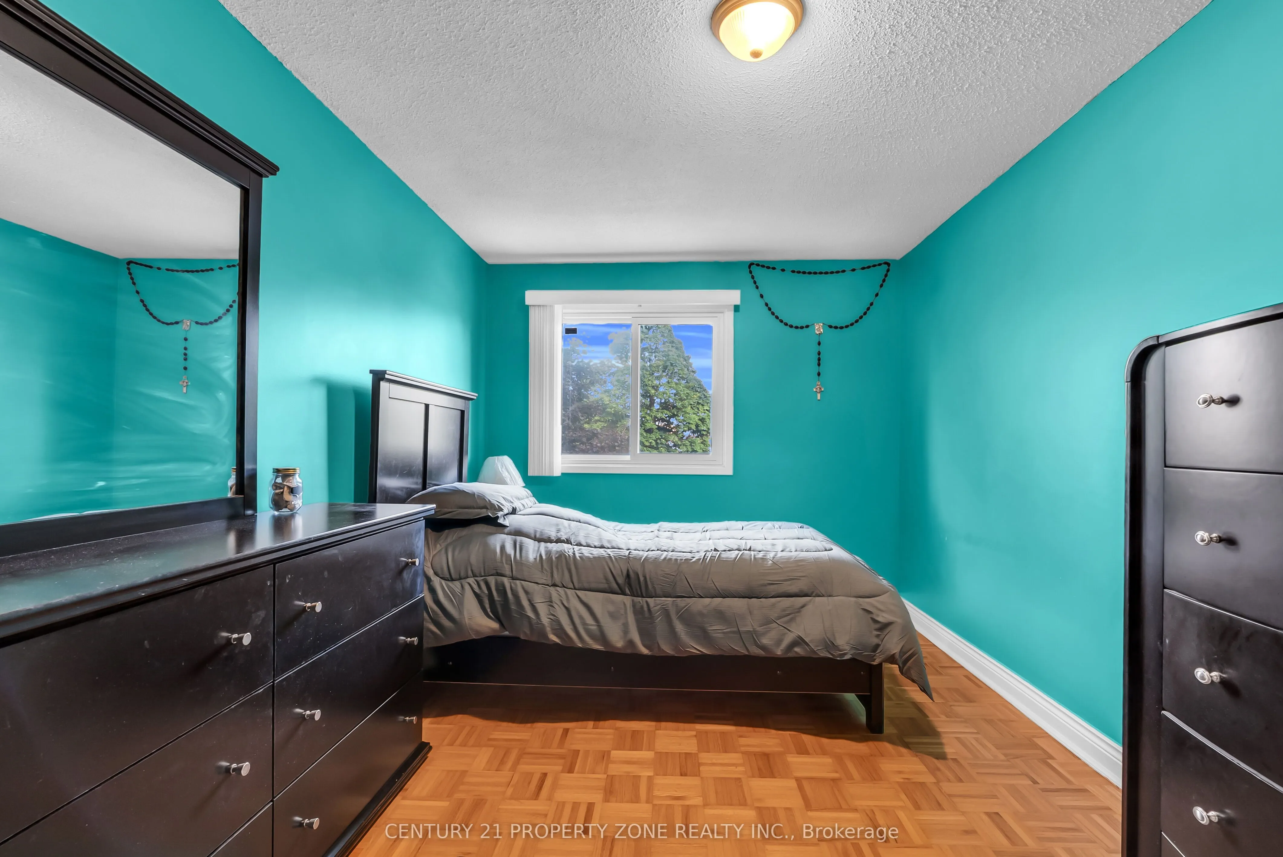 4265 Lingfield Crescent