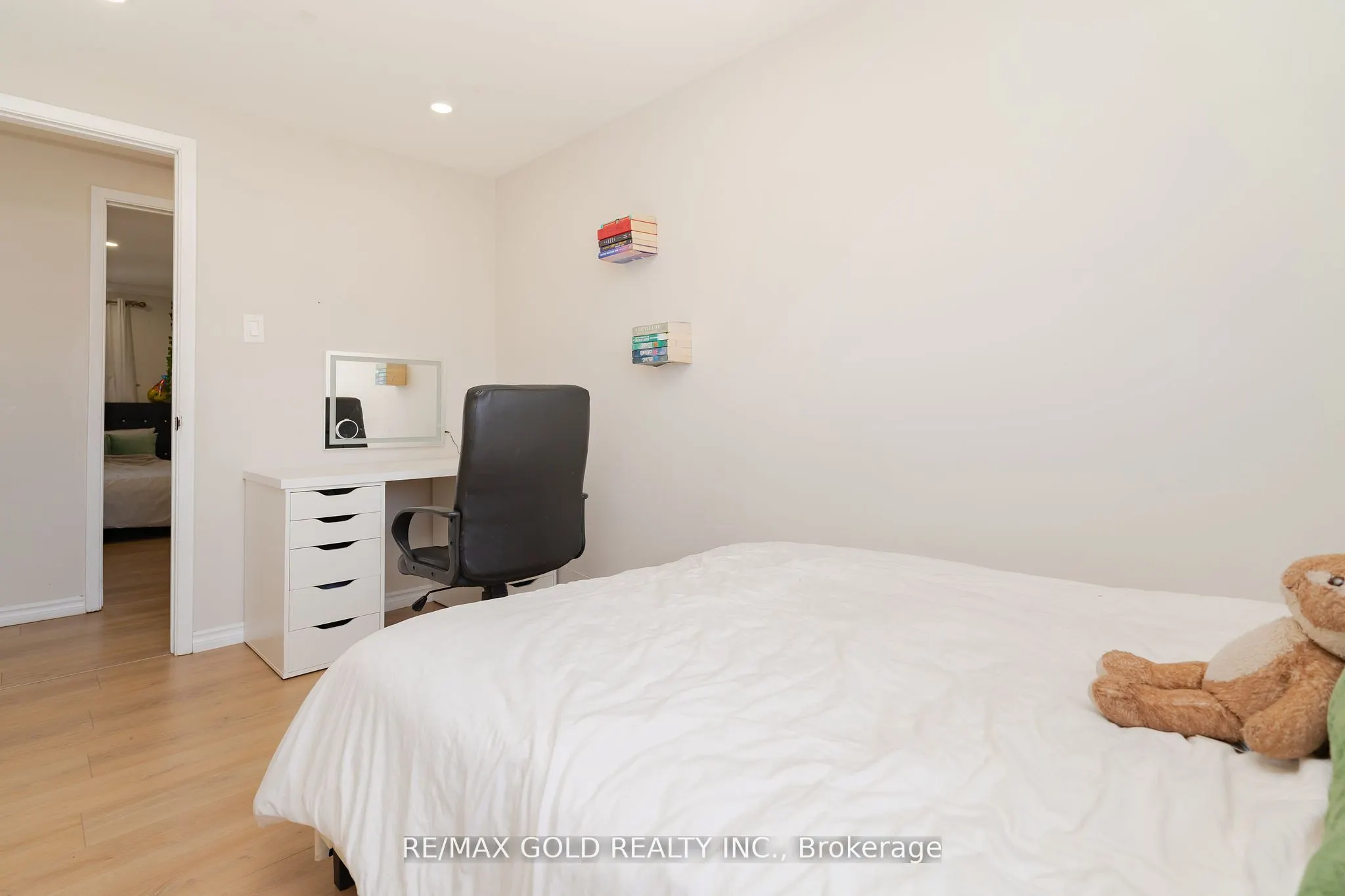 4 Elvina Gate