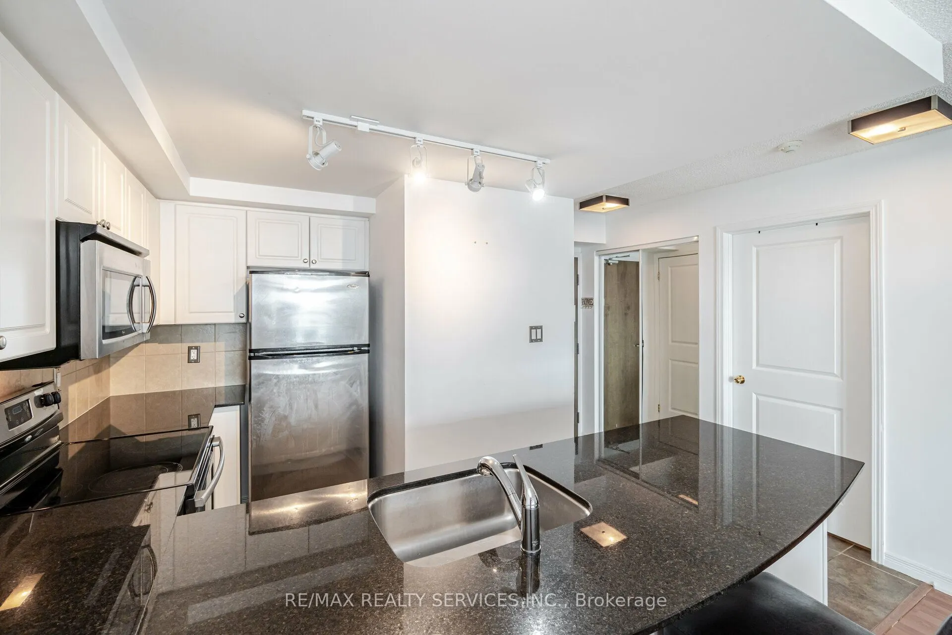 9 George Street N, #1408
