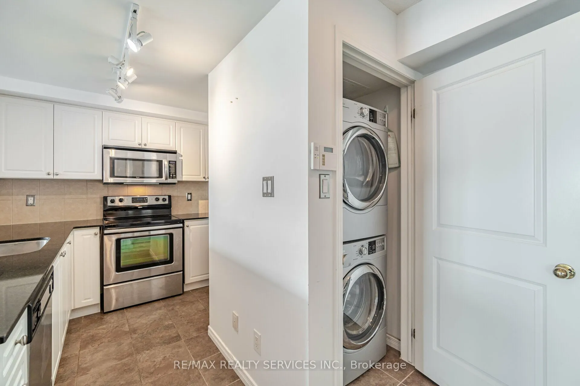 9 George Street N, #1408