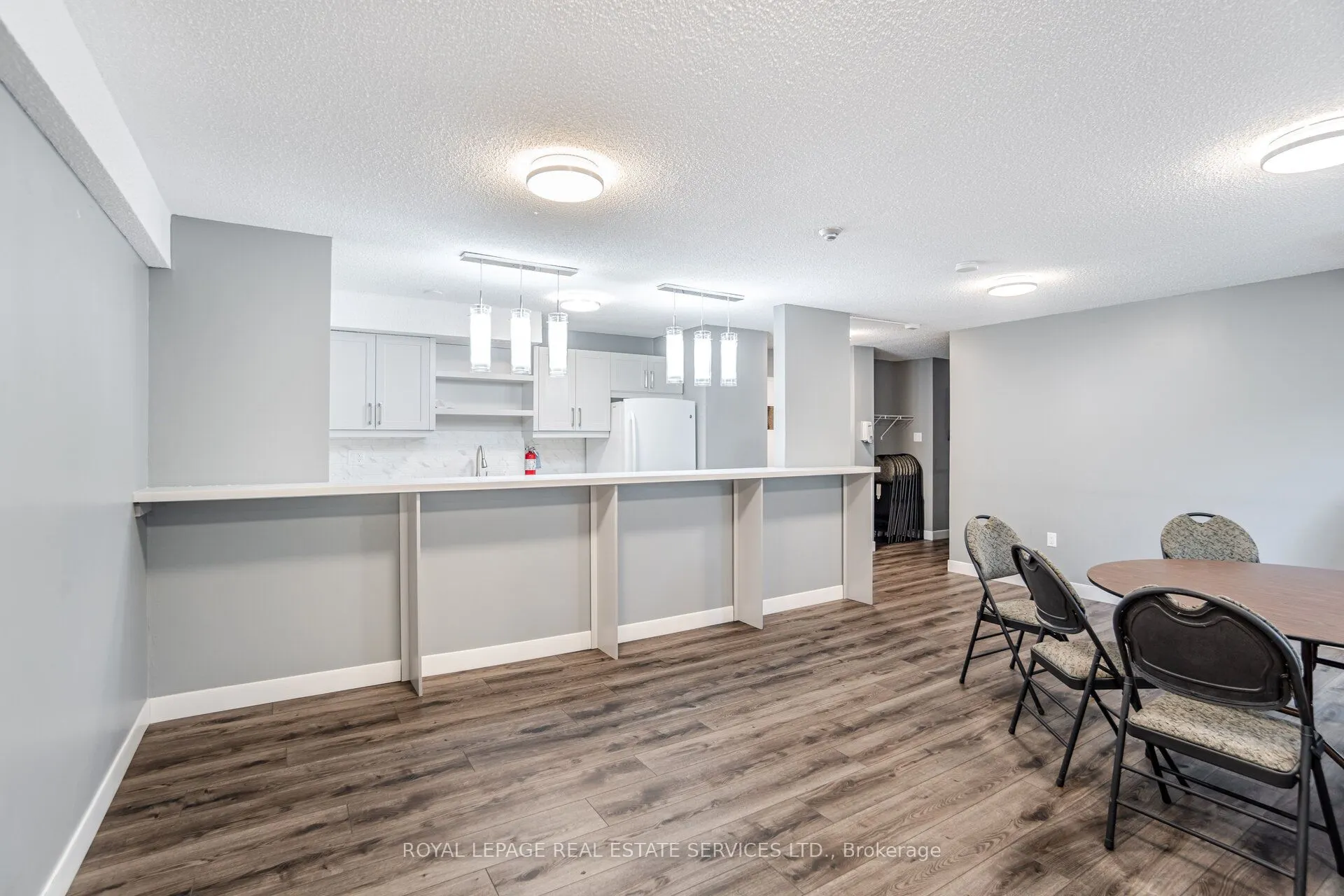 3590 Kaneff Crescent, #102