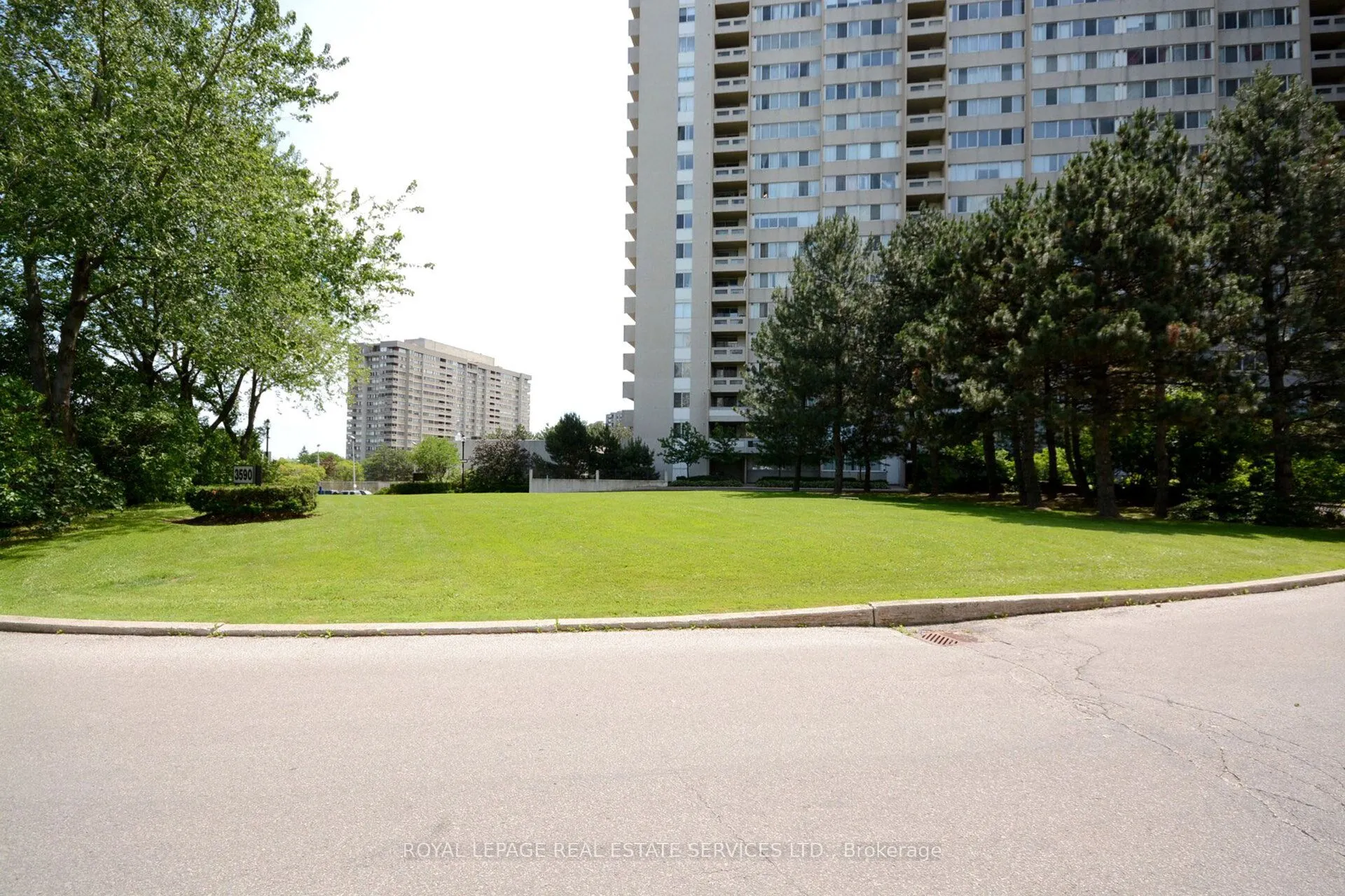 3590 Kaneff Crescent, #102