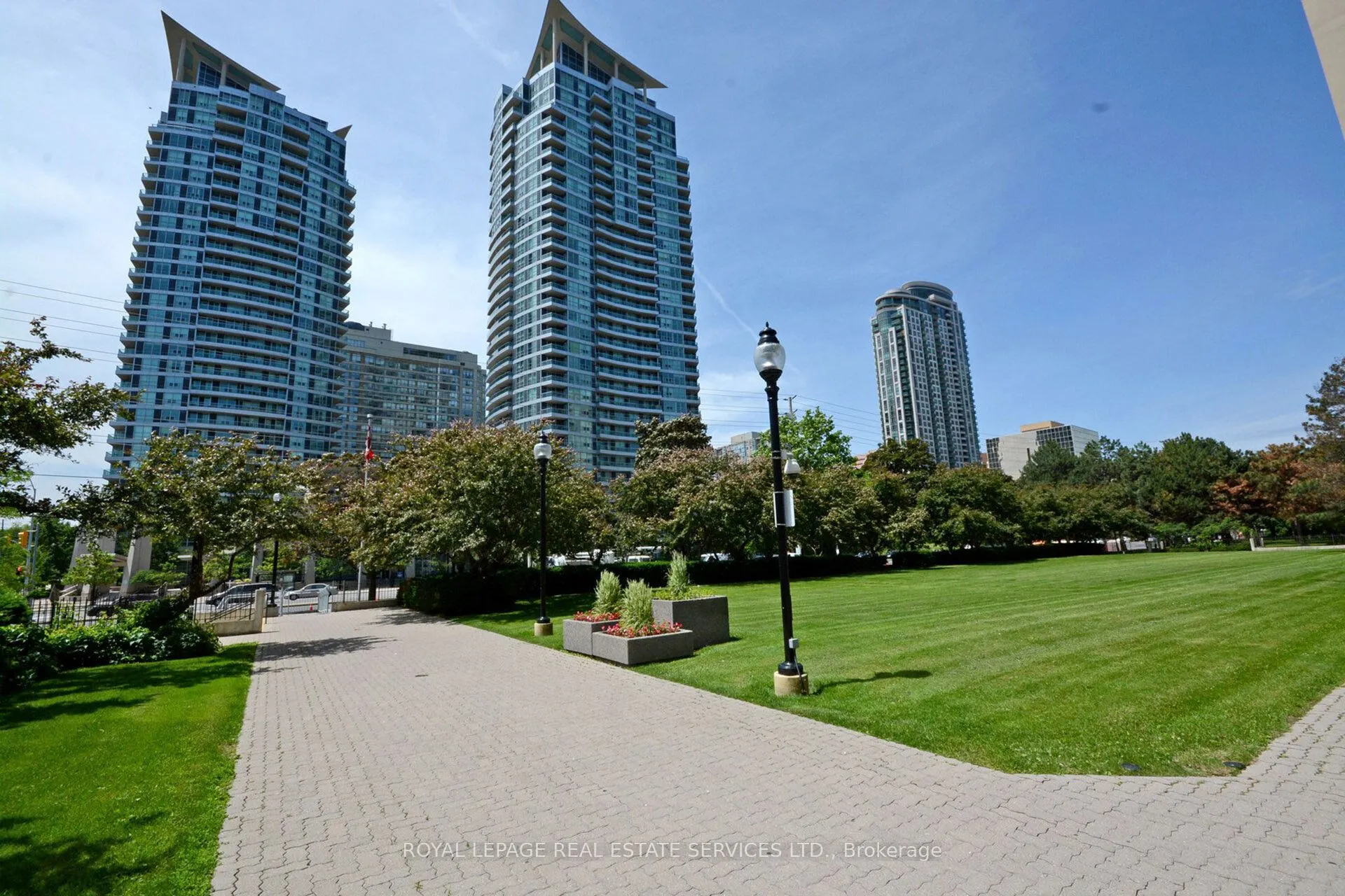 3590 Kaneff Crescent, #102
