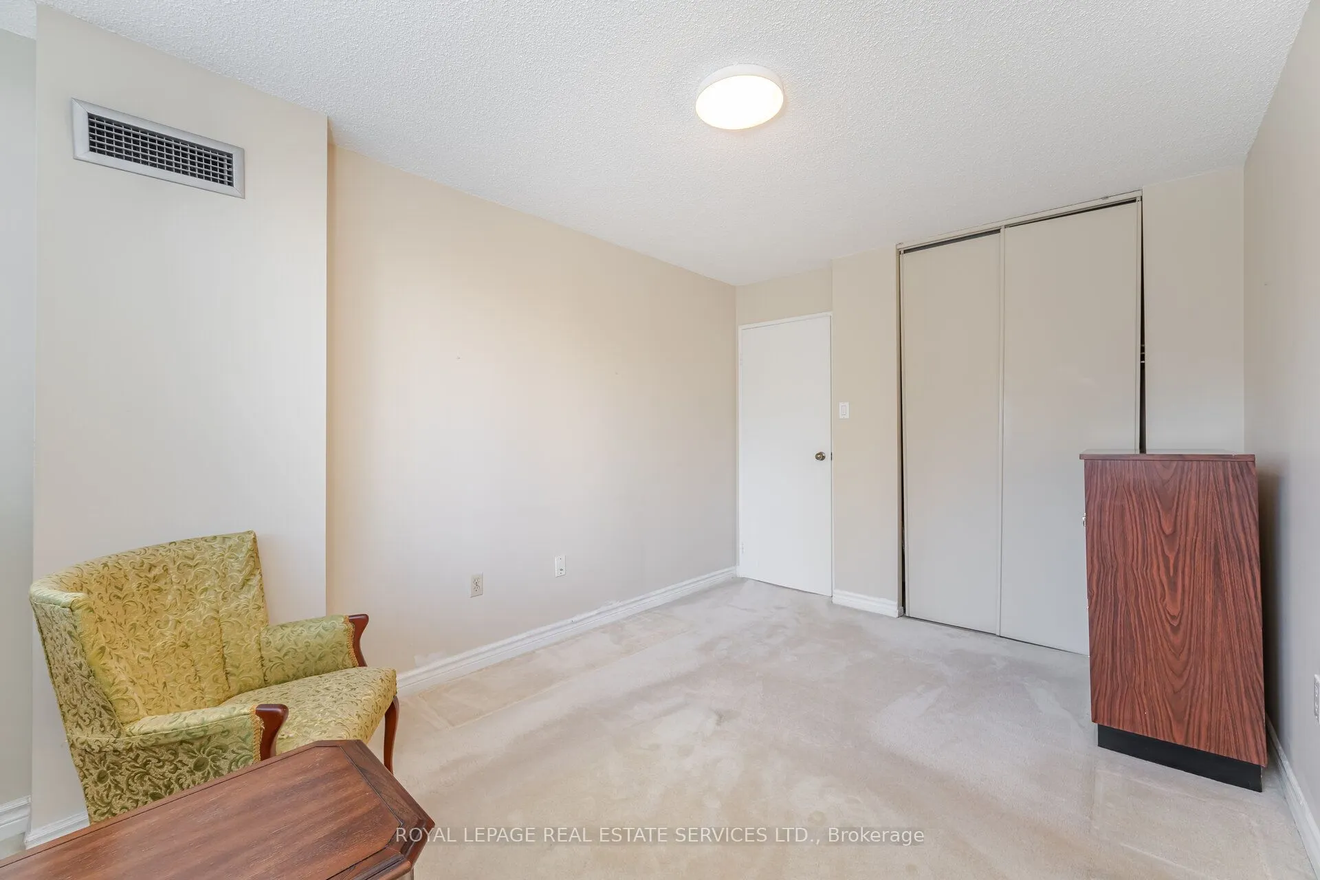 3590 Kaneff Crescent, #102