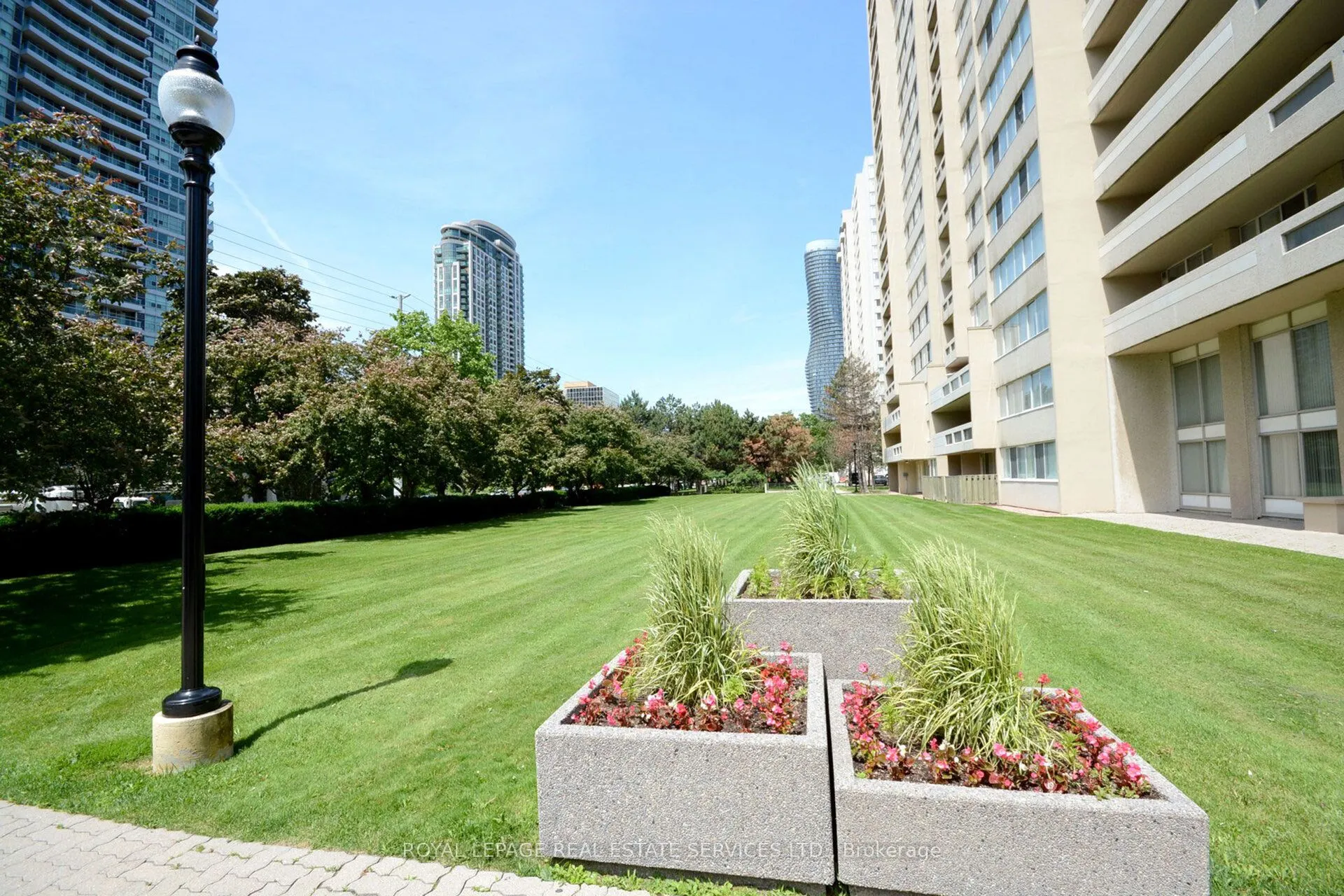 3590 Kaneff Crescent, #102