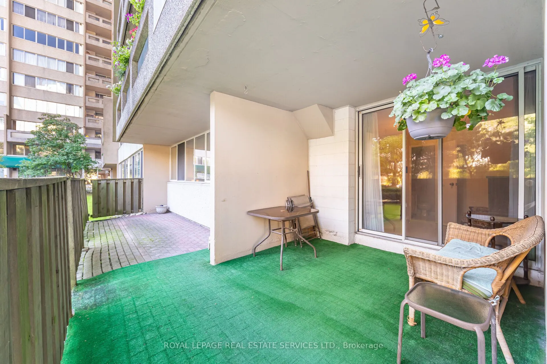 3590 Kaneff Crescent, #102