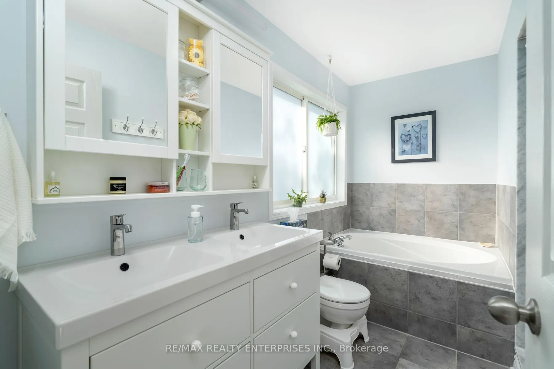 3941 Angus Walk