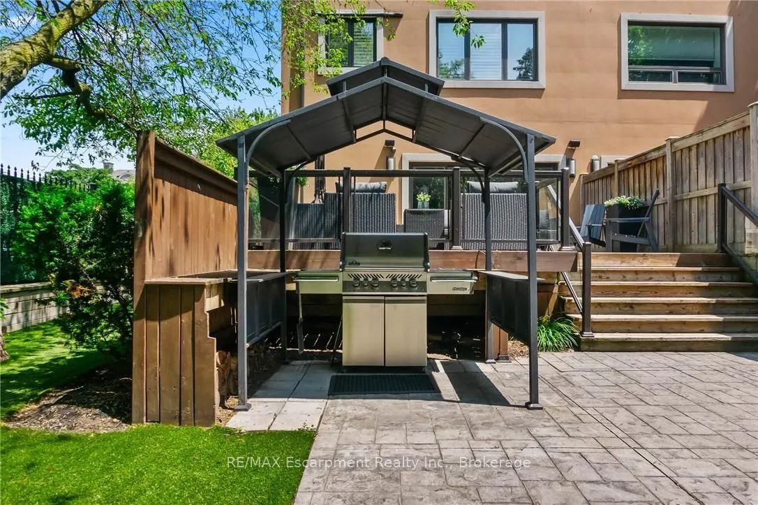 82 Brant Street