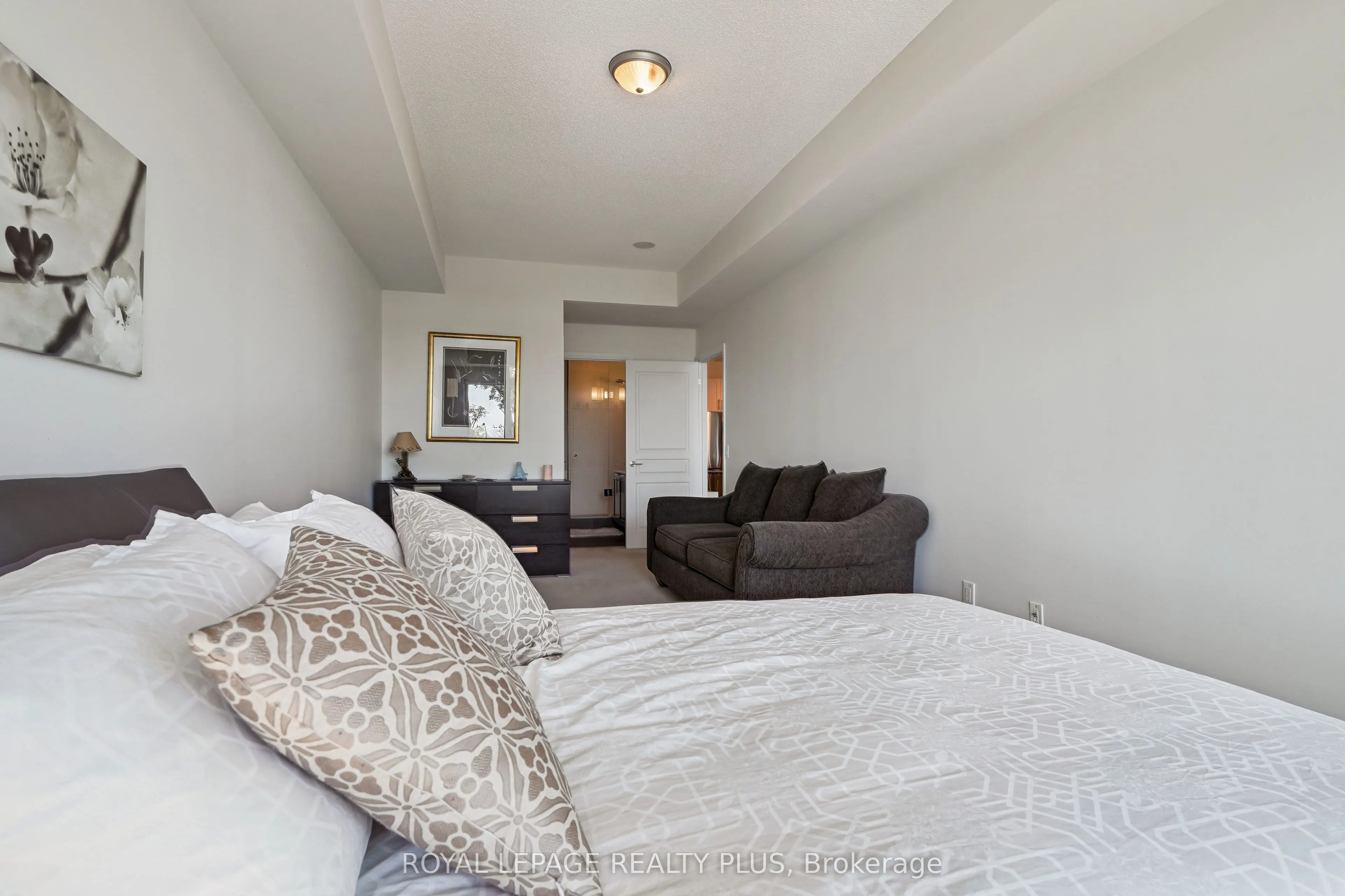 1 Hurontario Street, #403