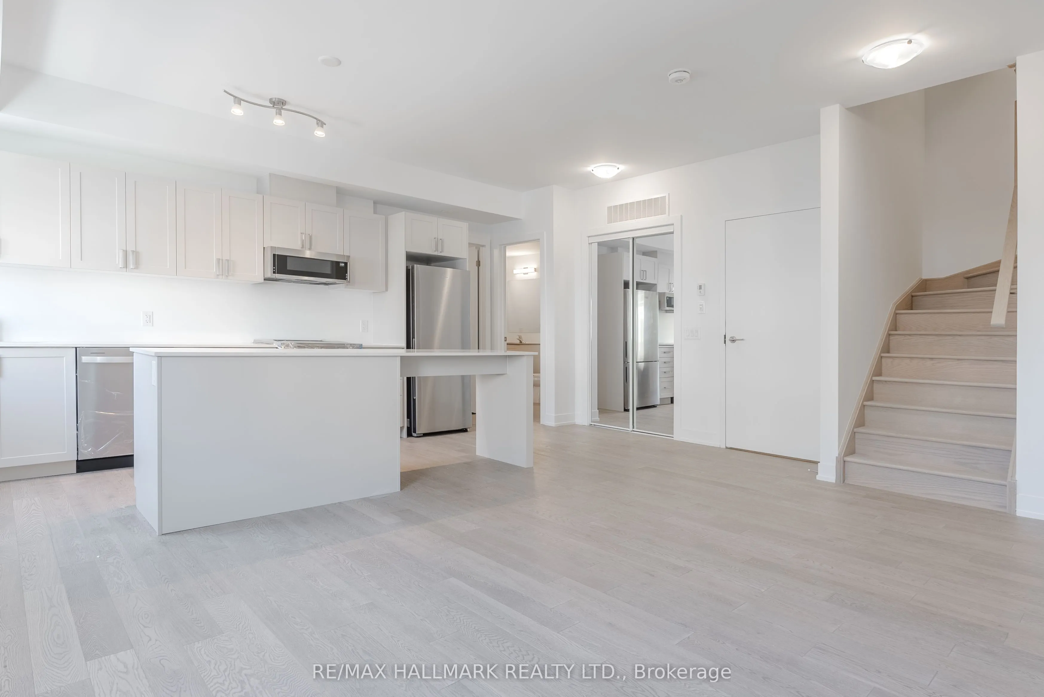 1085 Douglas Mccurdy Common, #216