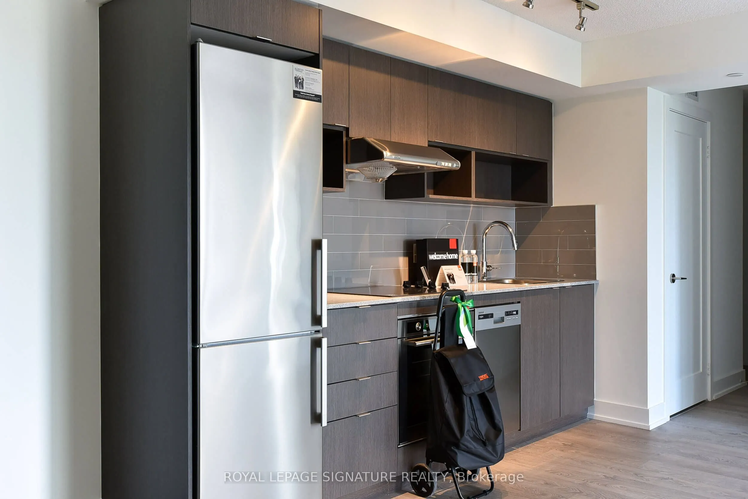 7 Mabelle Avenue, #1806