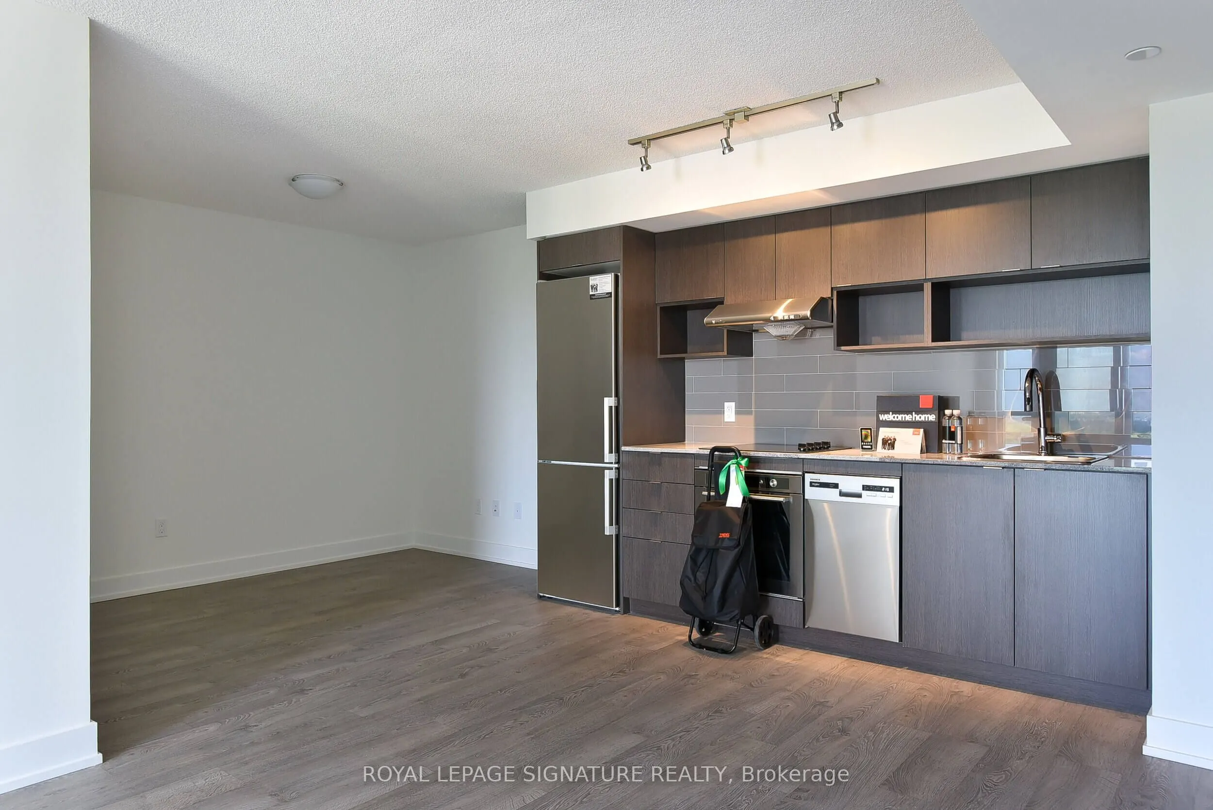 7 Mabelle Avenue, #1806