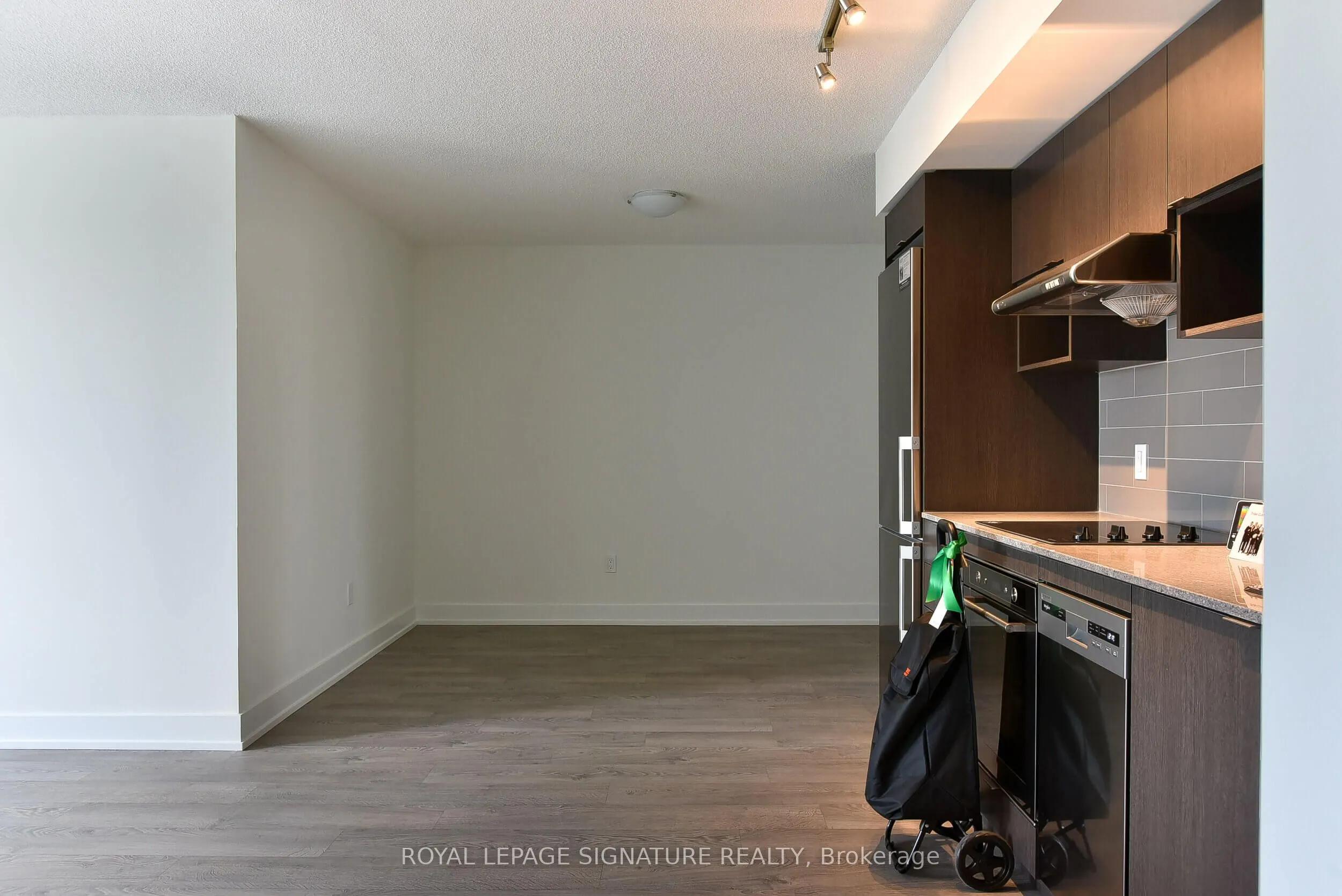 7 Mabelle Avenue, #1806