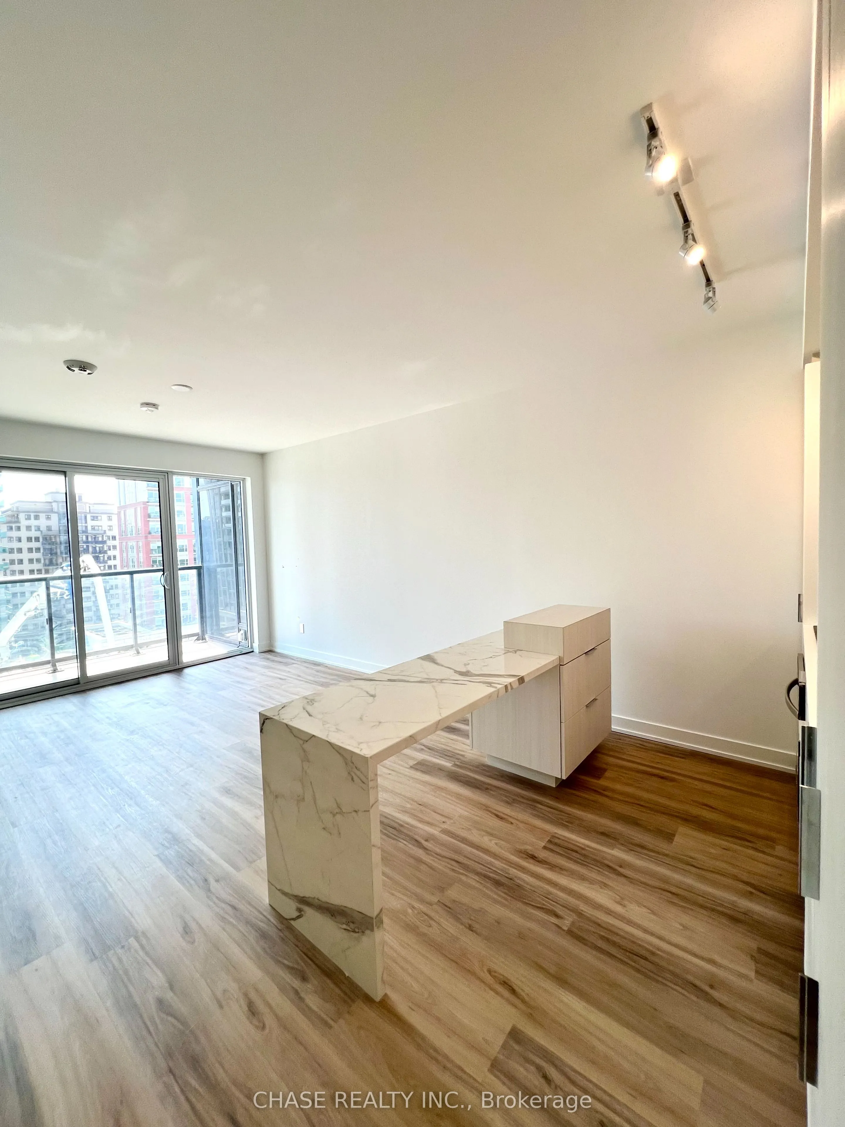 370 Martha Street, #809