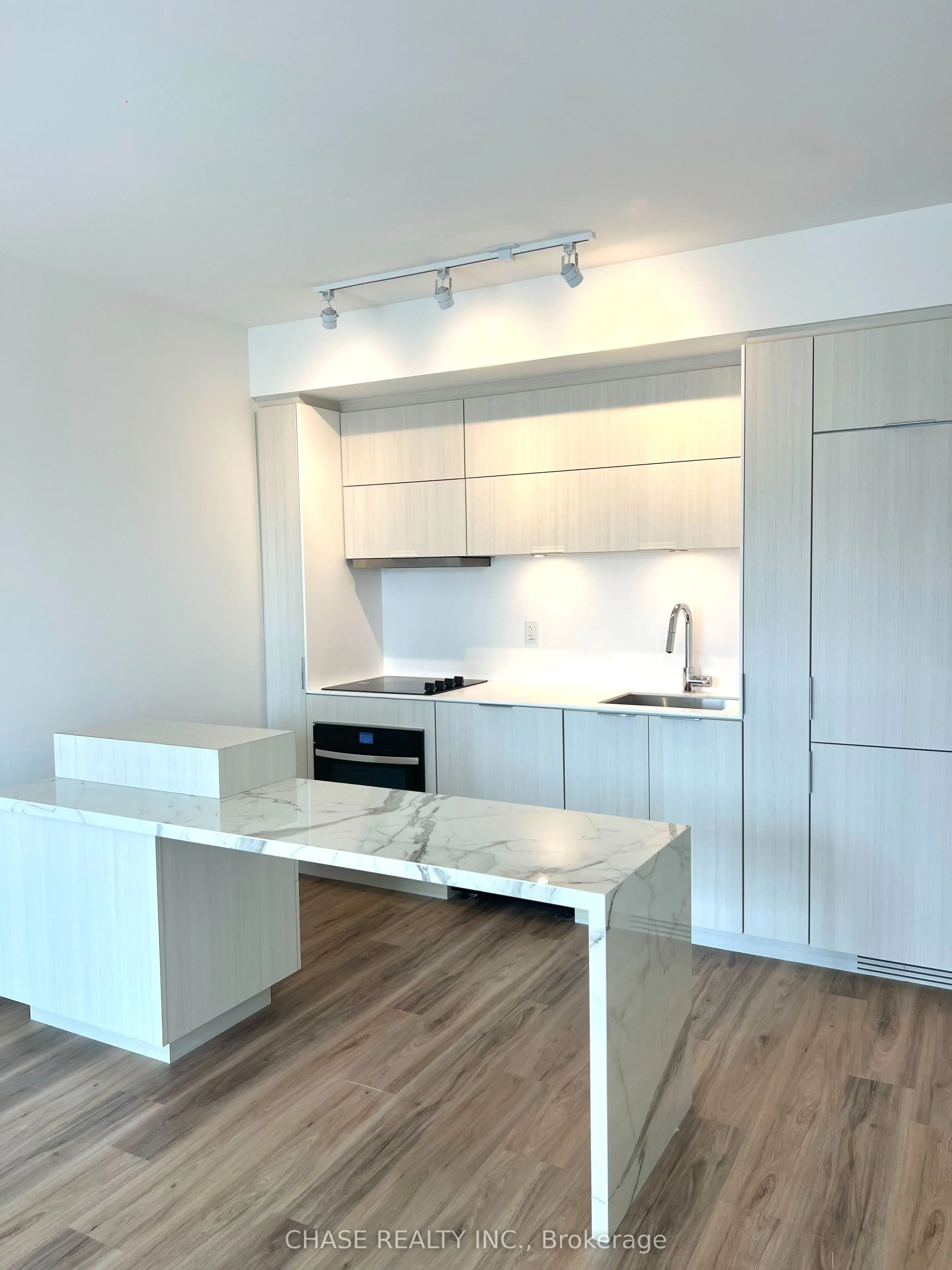 370 Martha Street, #809