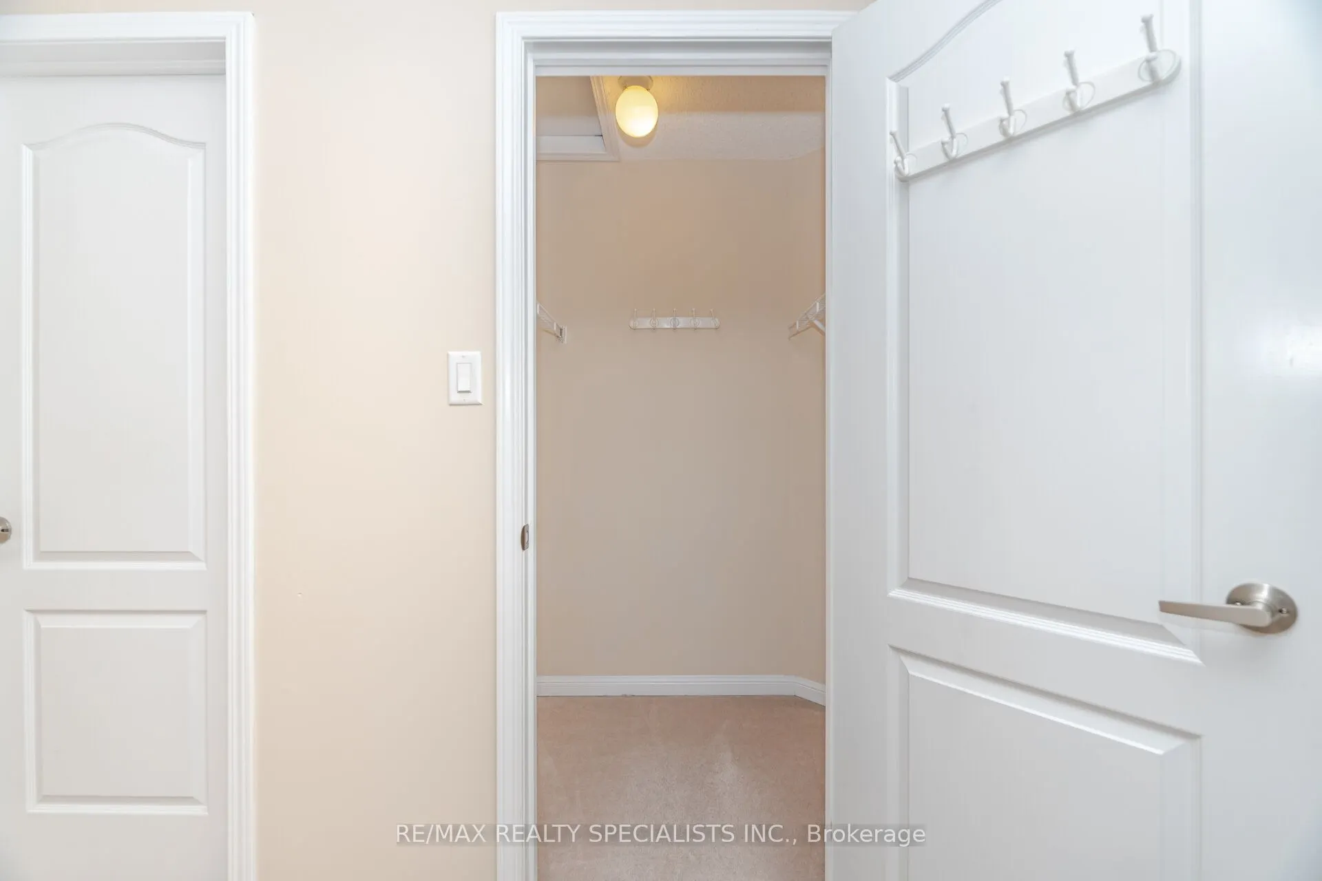 888 Willingdon Crescent