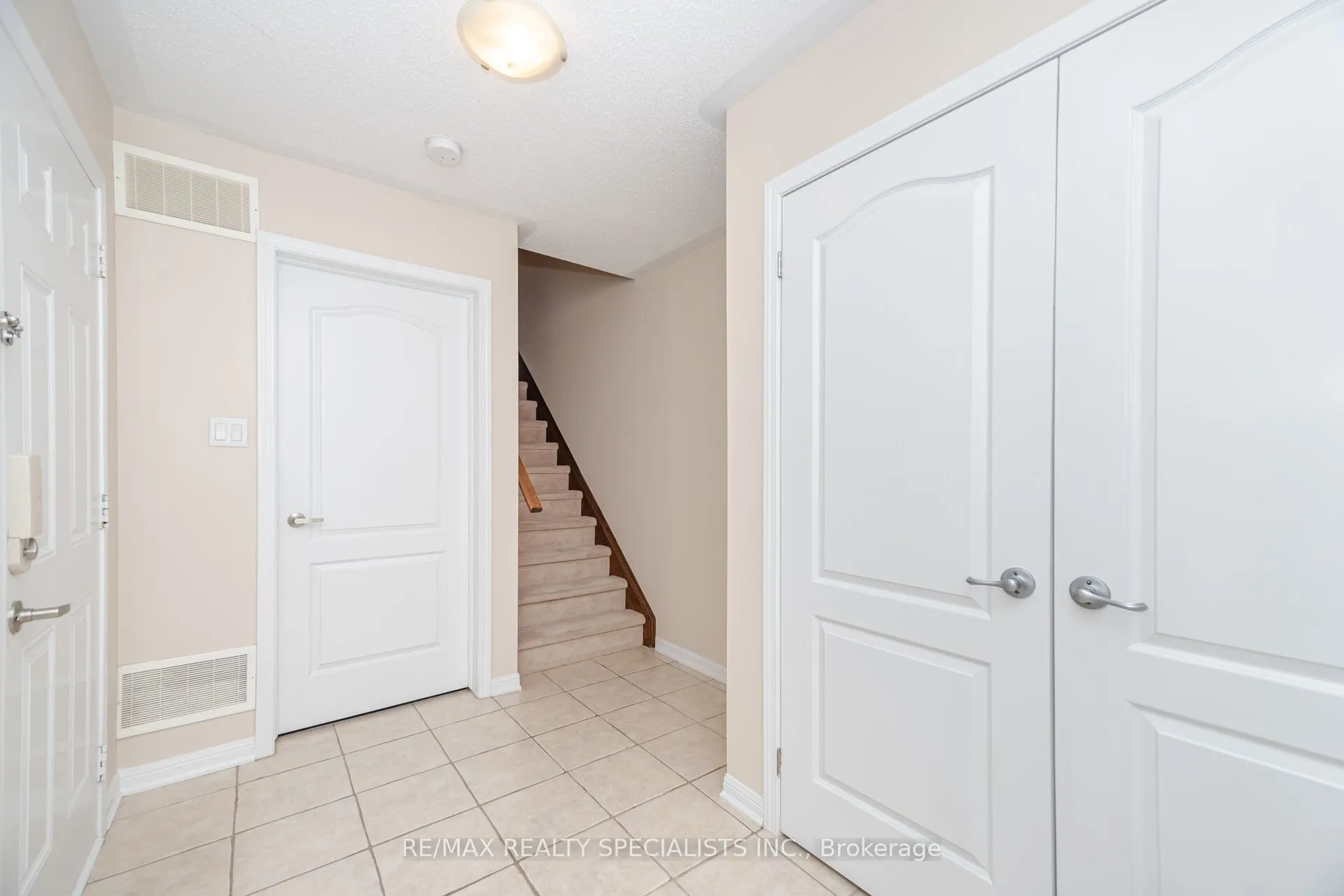 888 Willingdon Crescent
