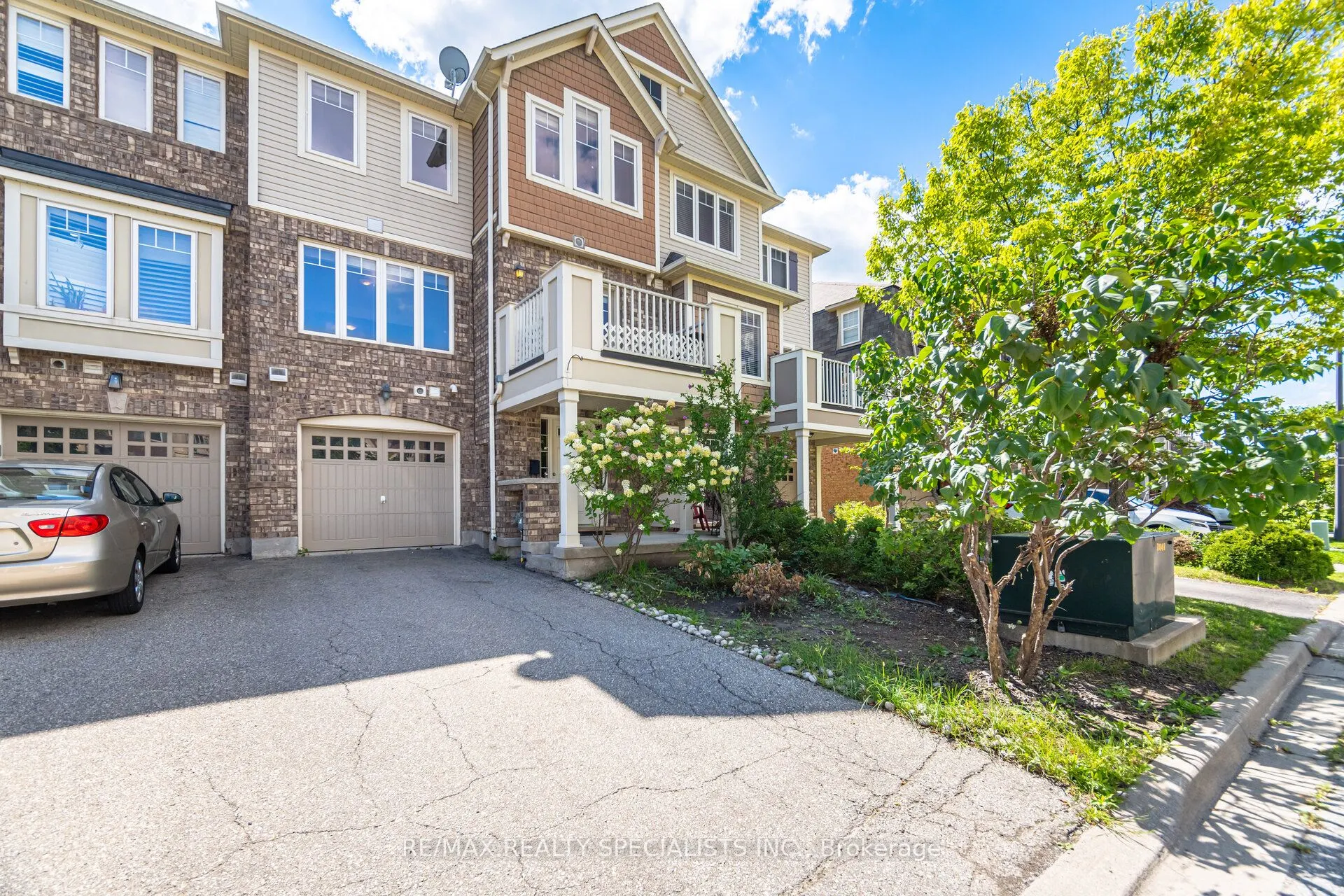 888 Willingdon Crescent