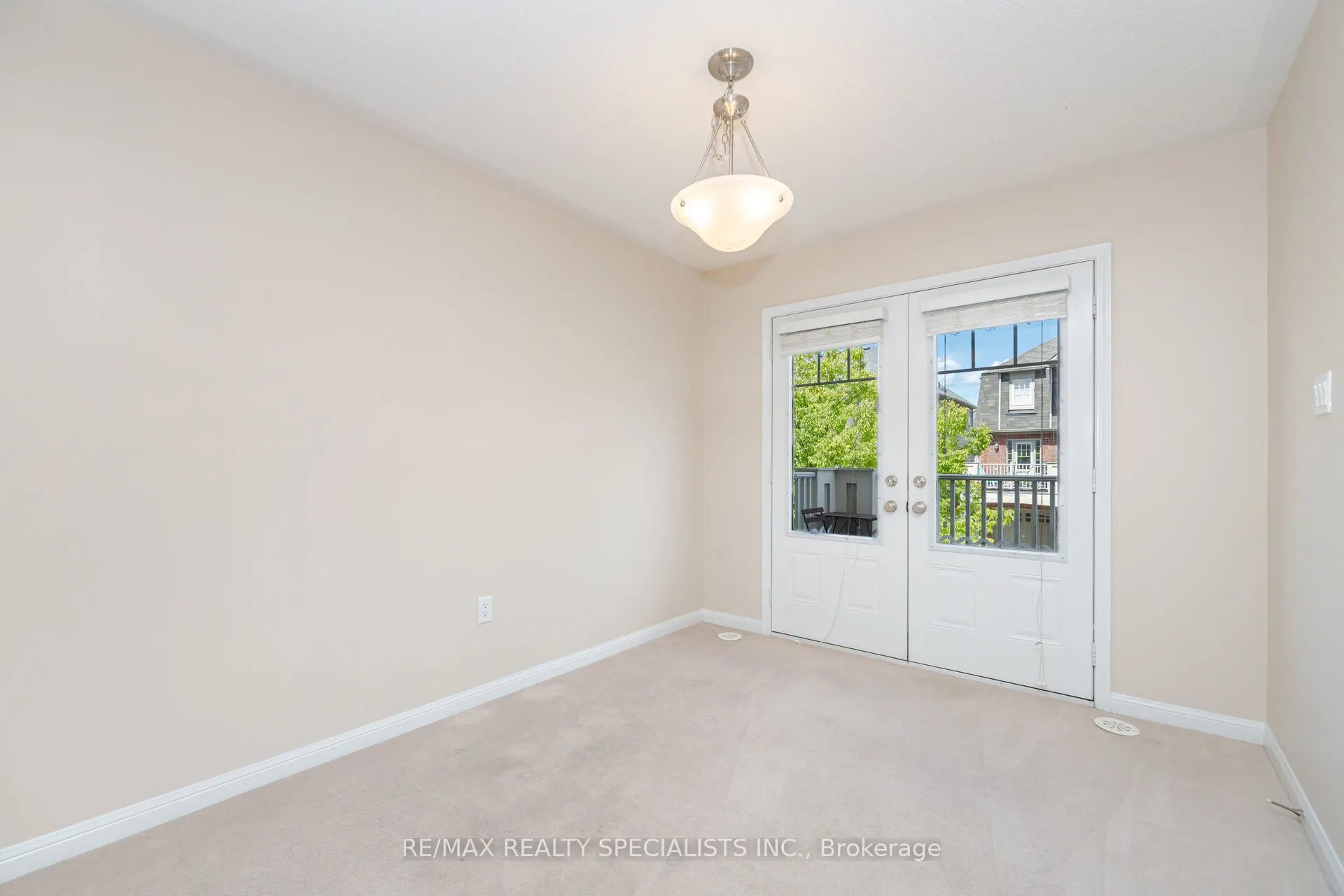 888 Willingdon Crescent