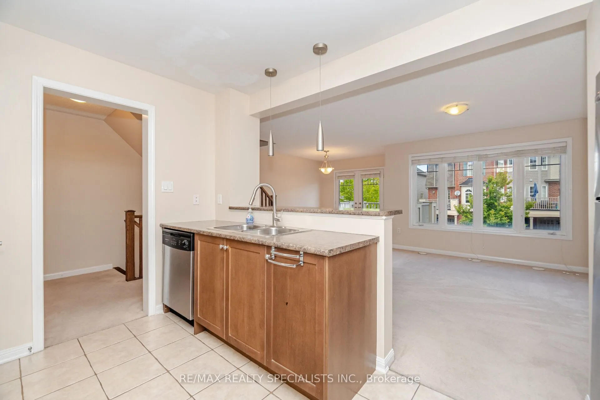 888 Willingdon Crescent