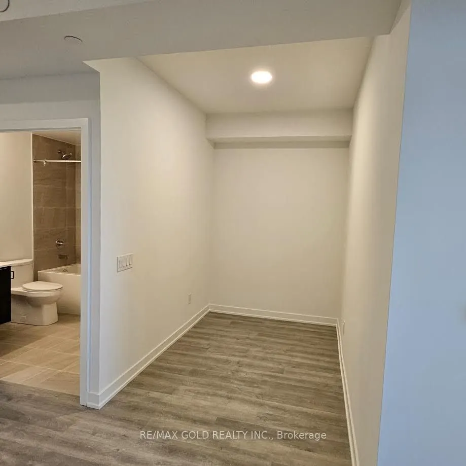 5105 Hurontario Street, #321