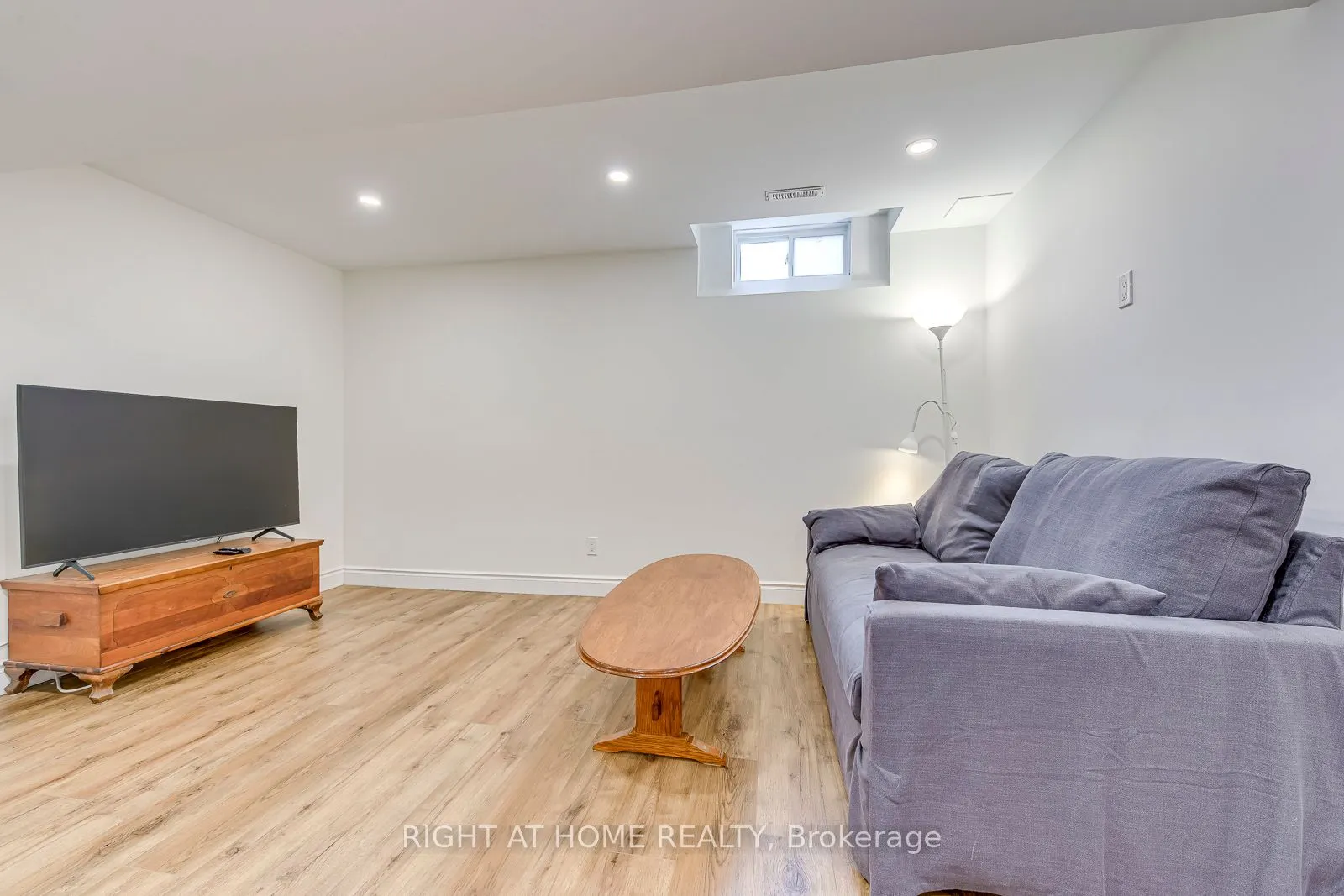 2472 Newcastle Crescent