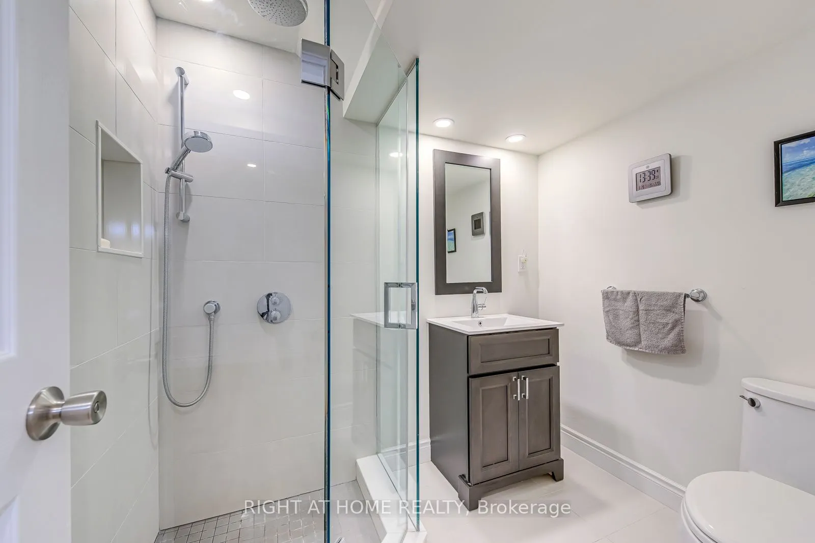 2472 Newcastle Crescent