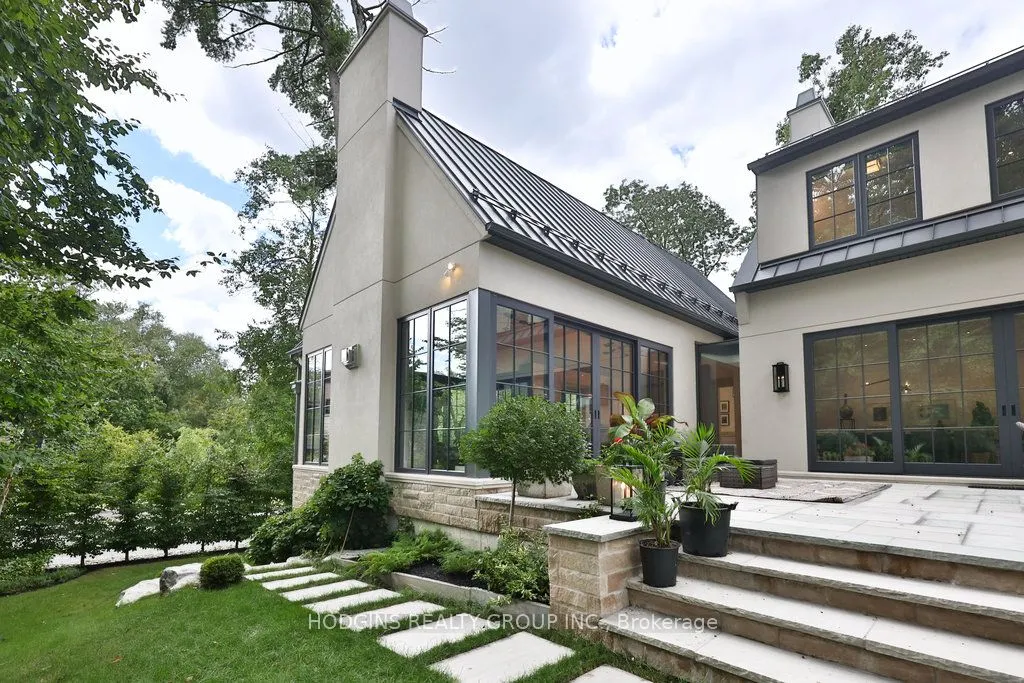 238 Mineola Road W