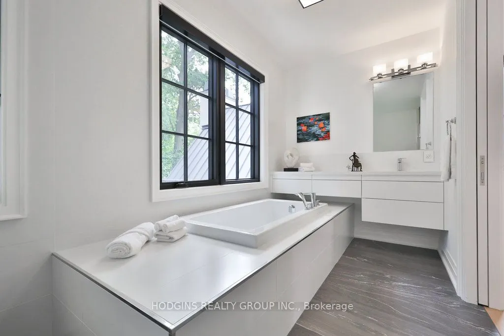 238 Mineola Road W