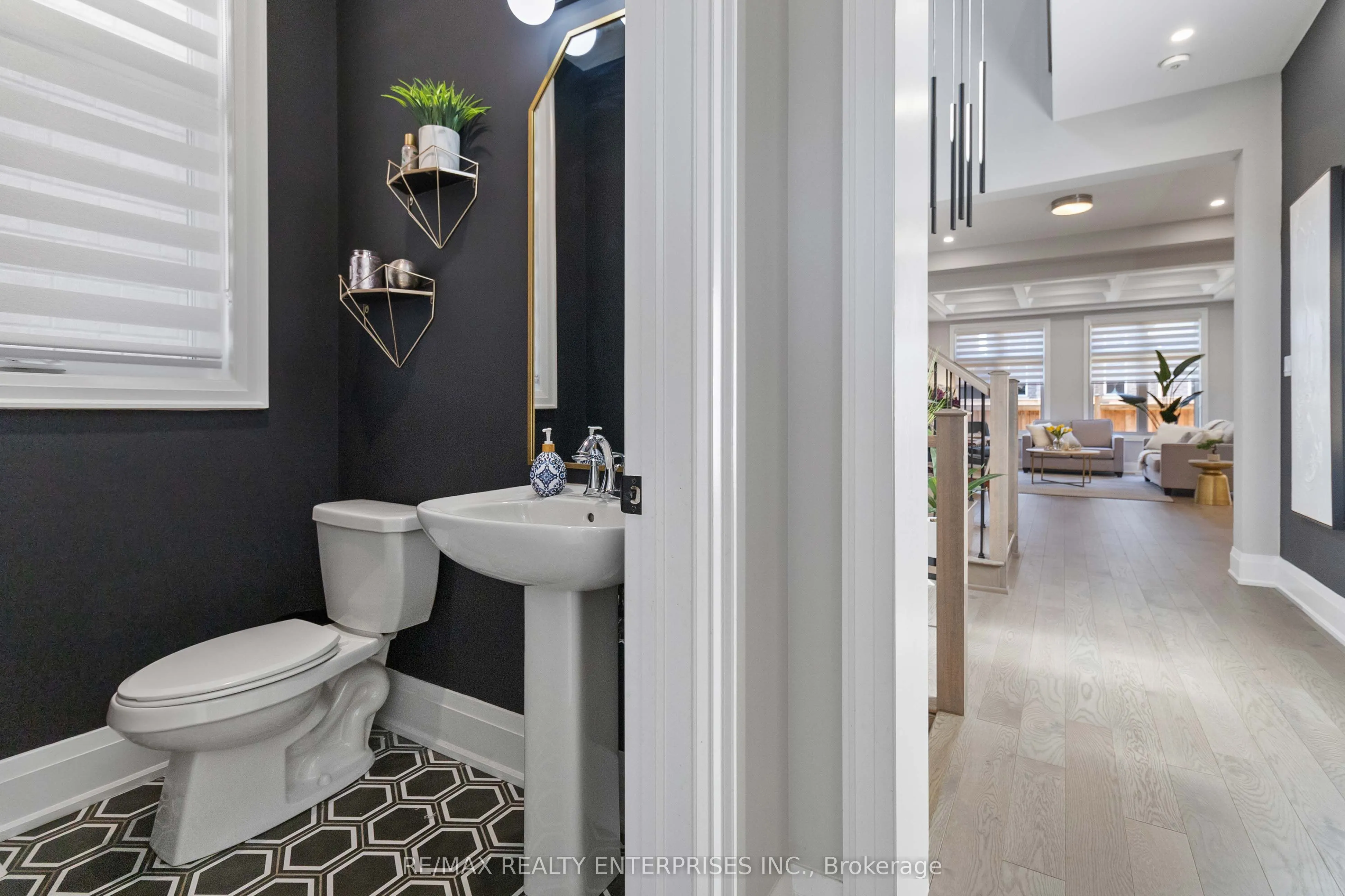 1437 Lakeport Crescent