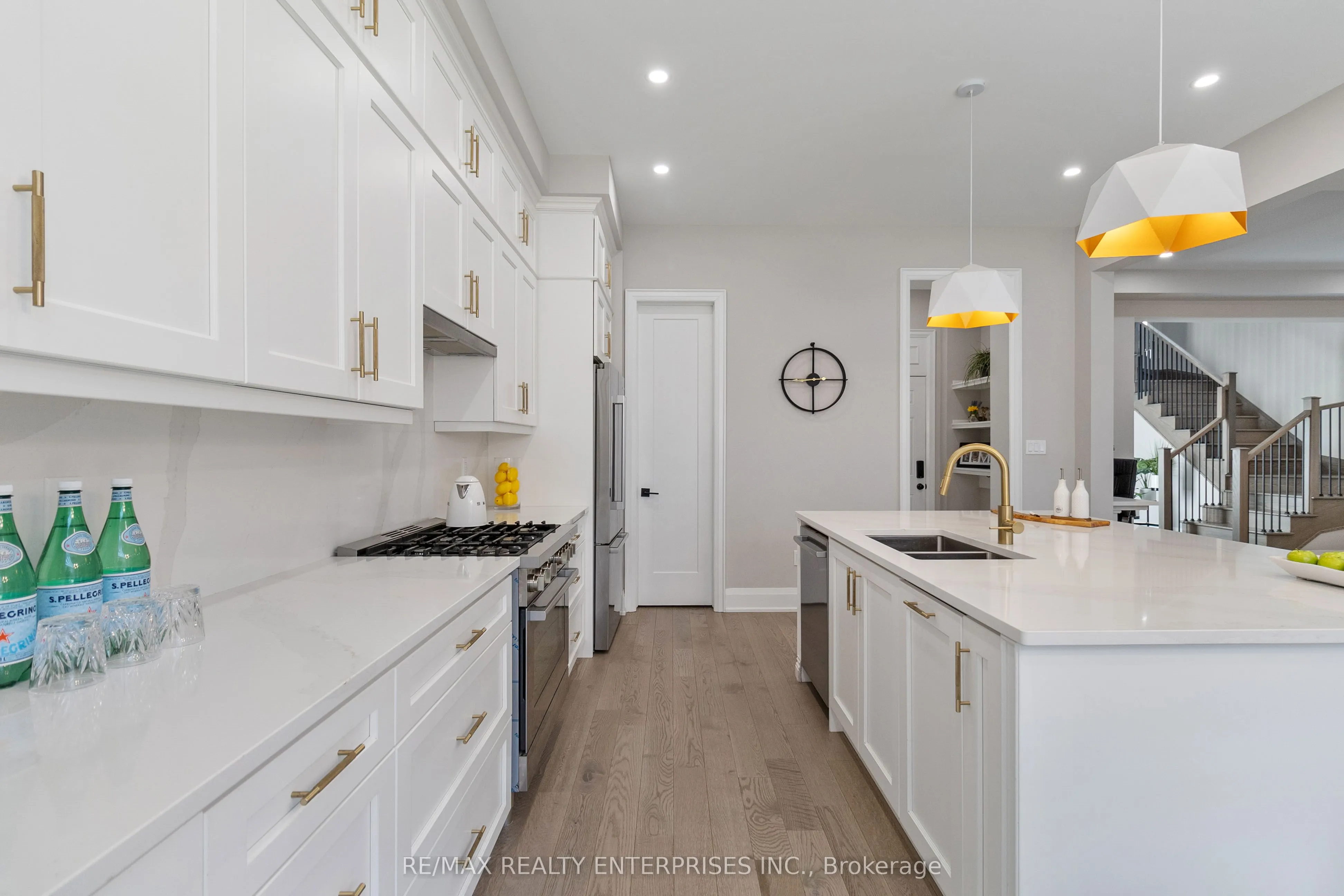 1437 Lakeport Crescent