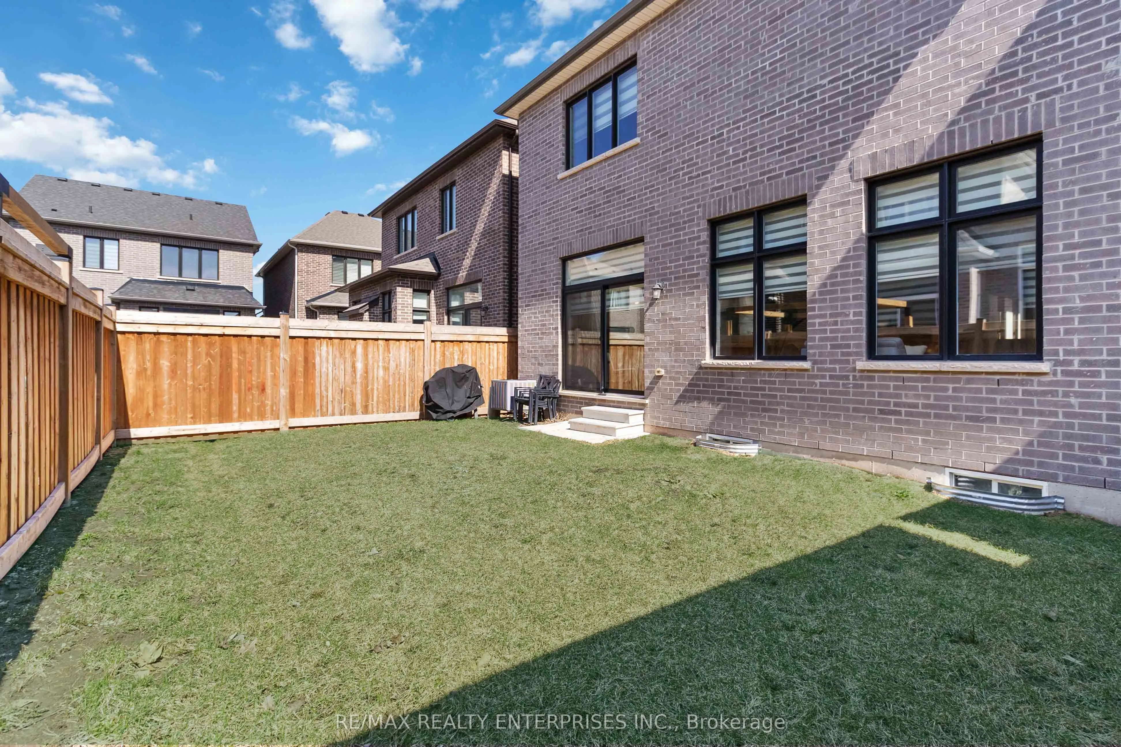 1437 Lakeport Crescent