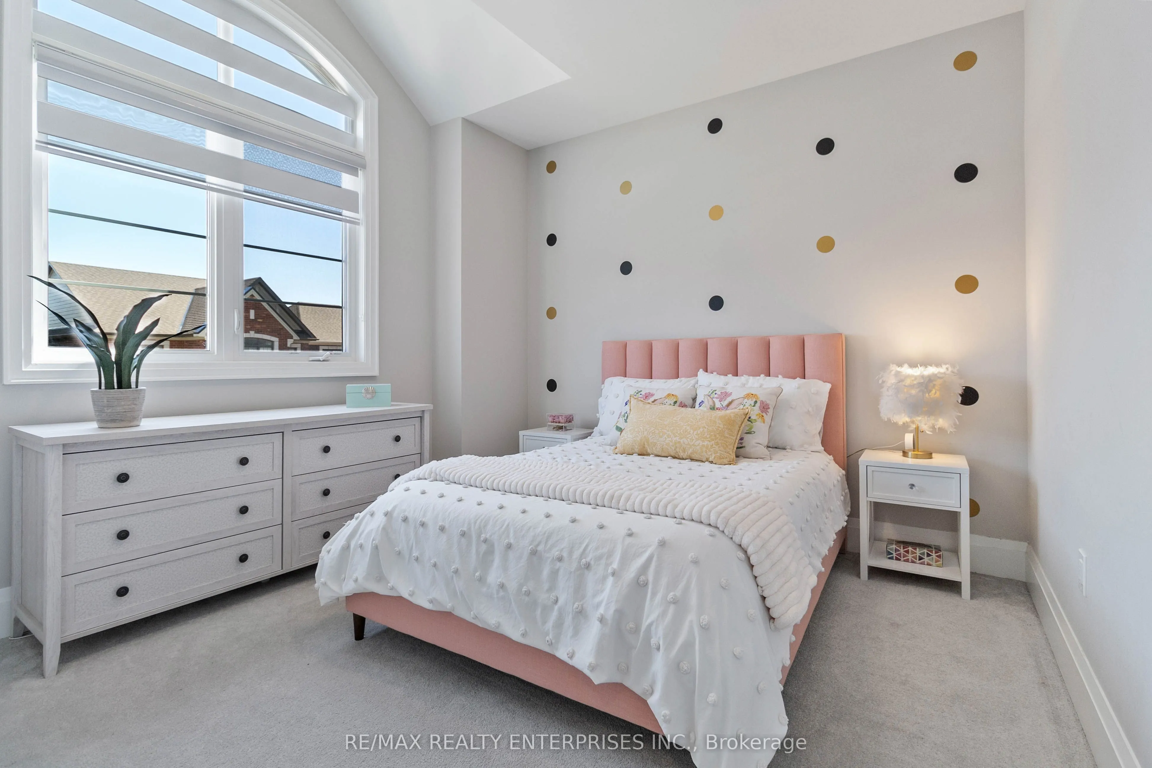1437 Lakeport Crescent