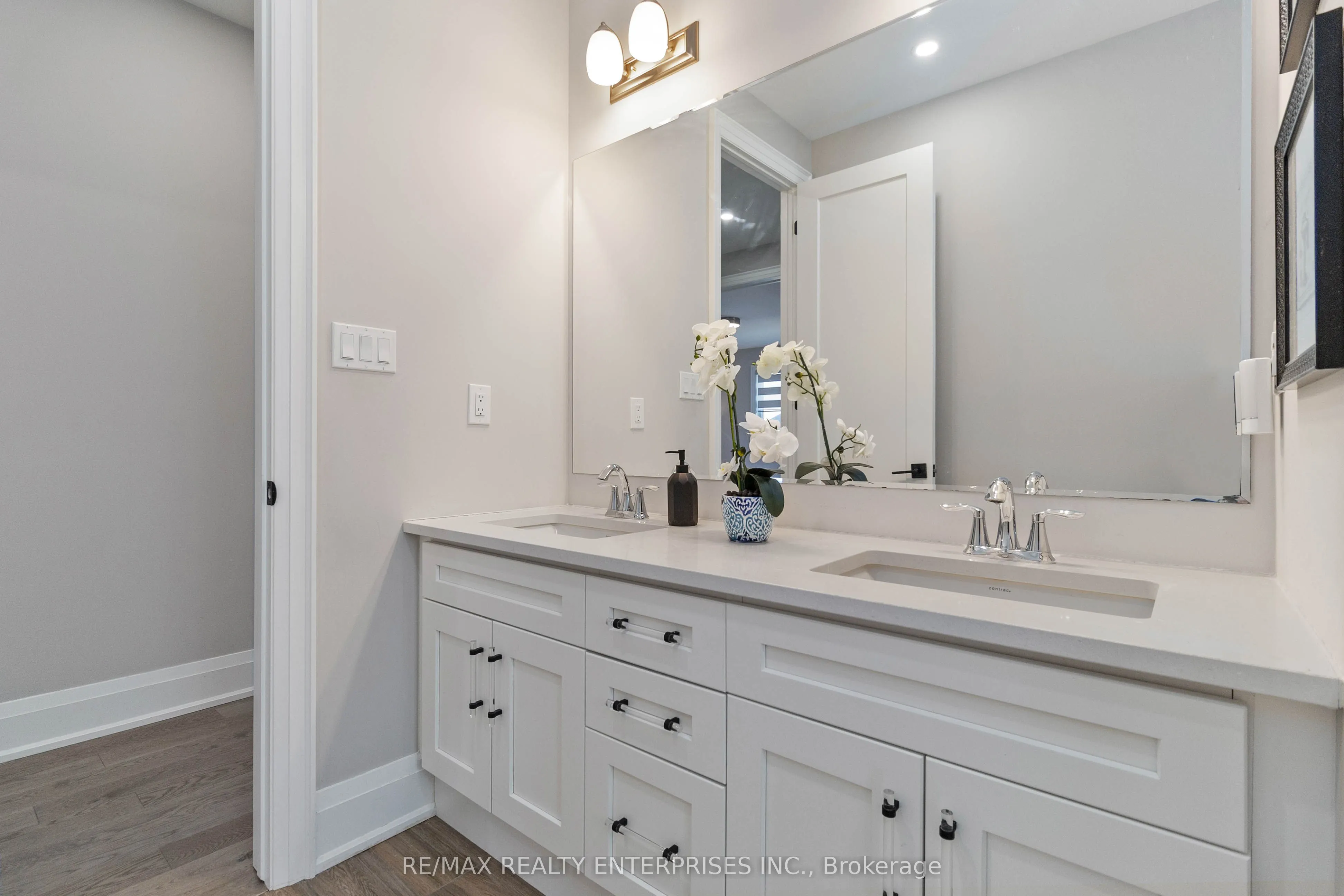 1437 Lakeport Crescent
