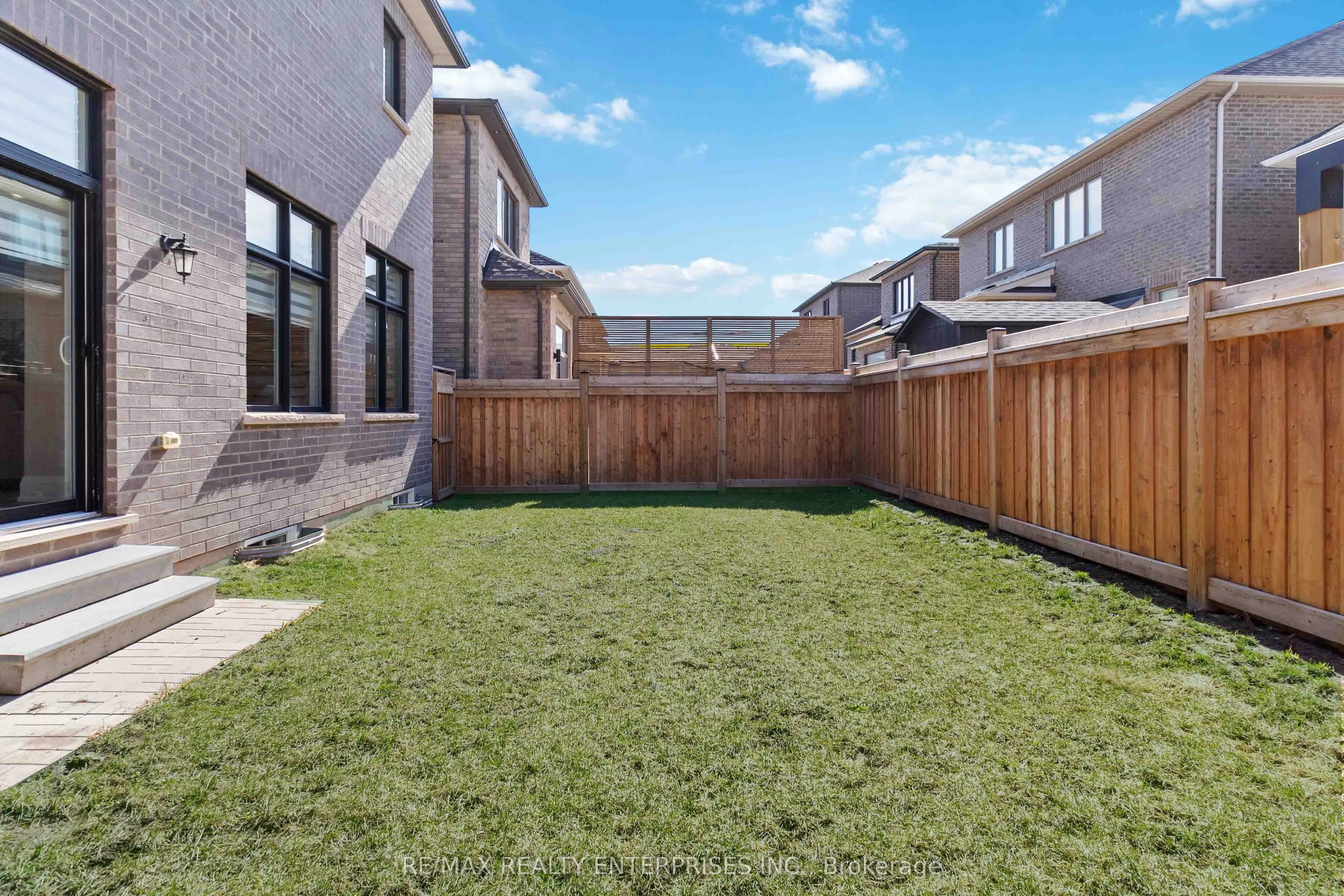 1437 Lakeport Crescent