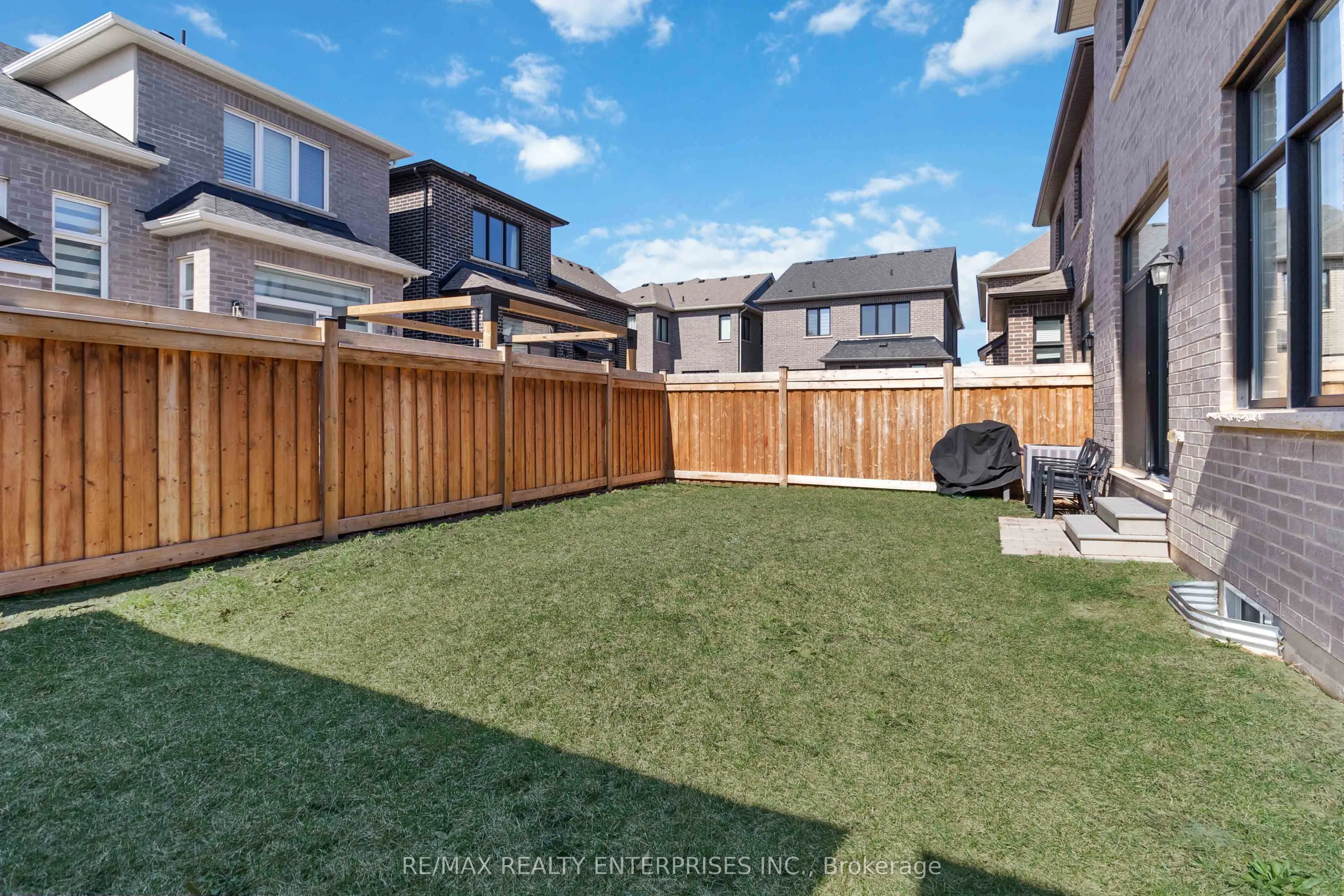 1437 Lakeport Crescent