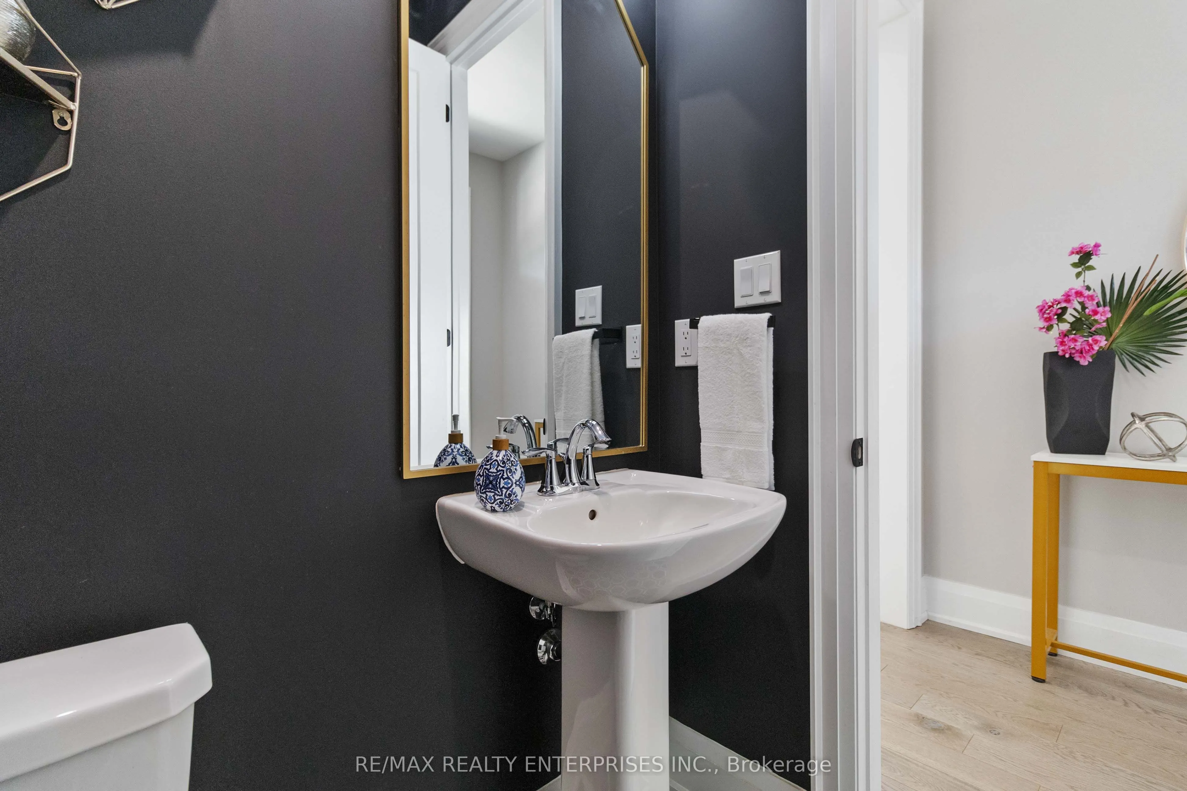 1437 Lakeport Crescent