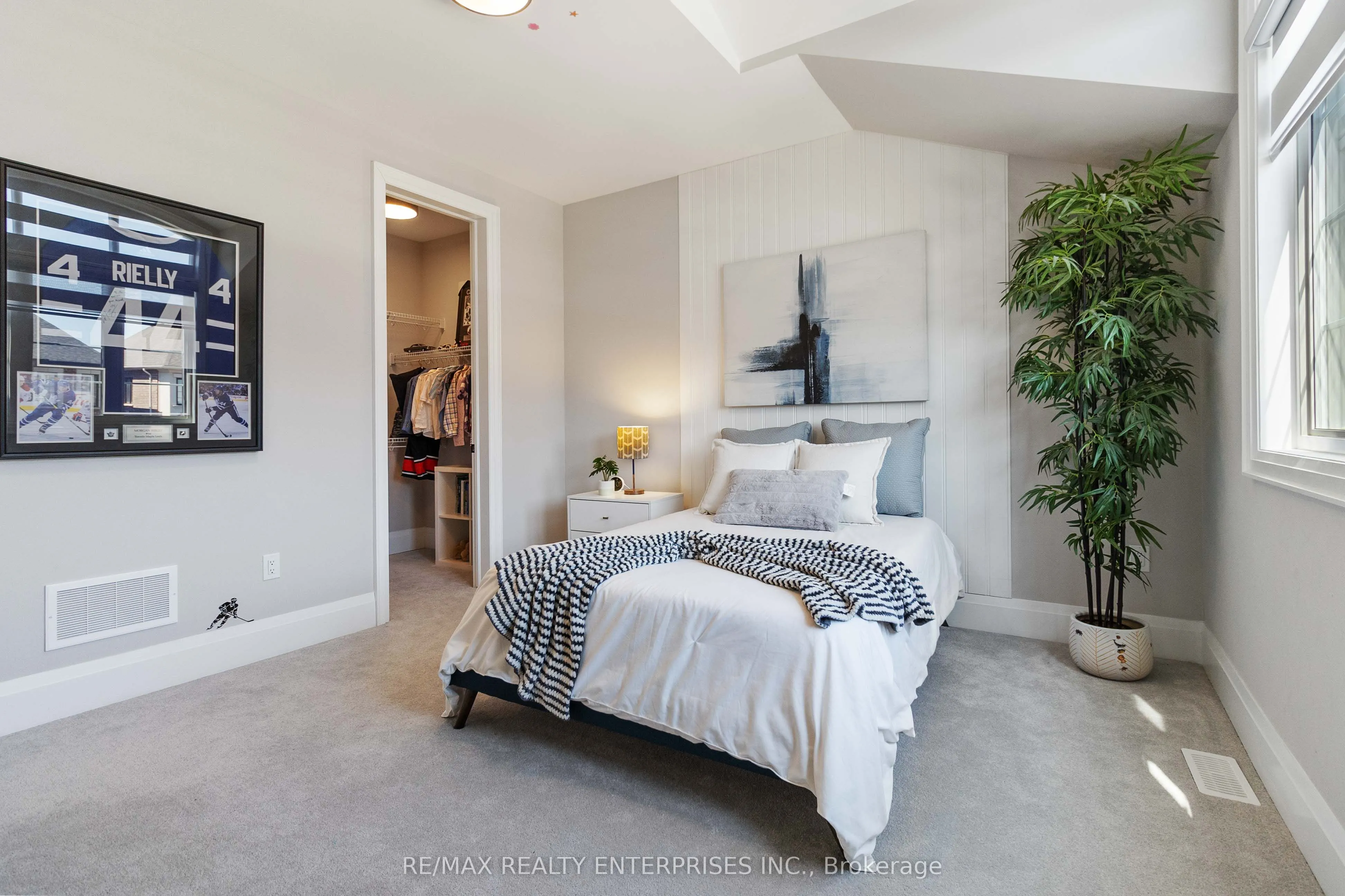 1437 Lakeport Crescent