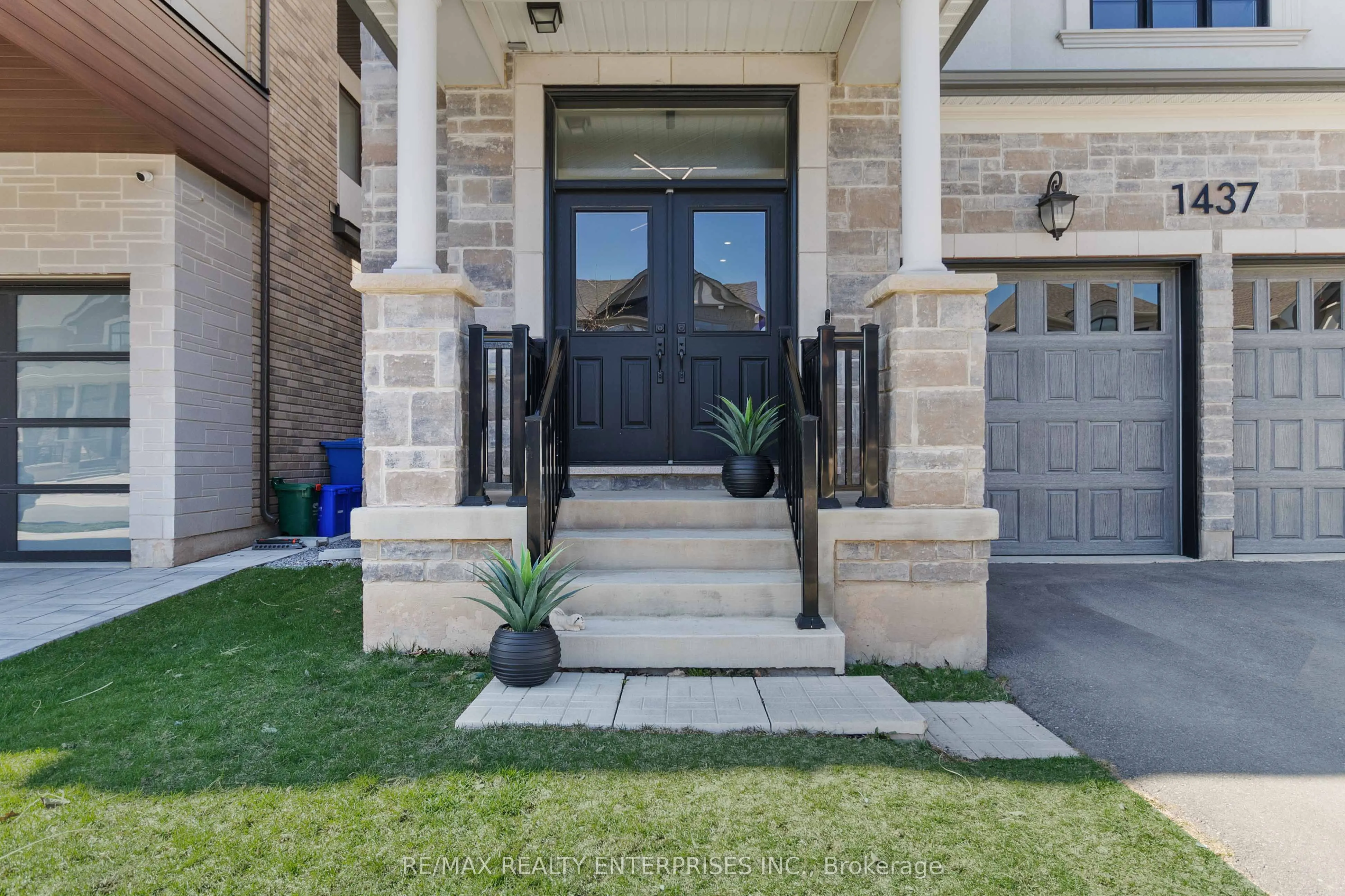 1437 Lakeport Crescent